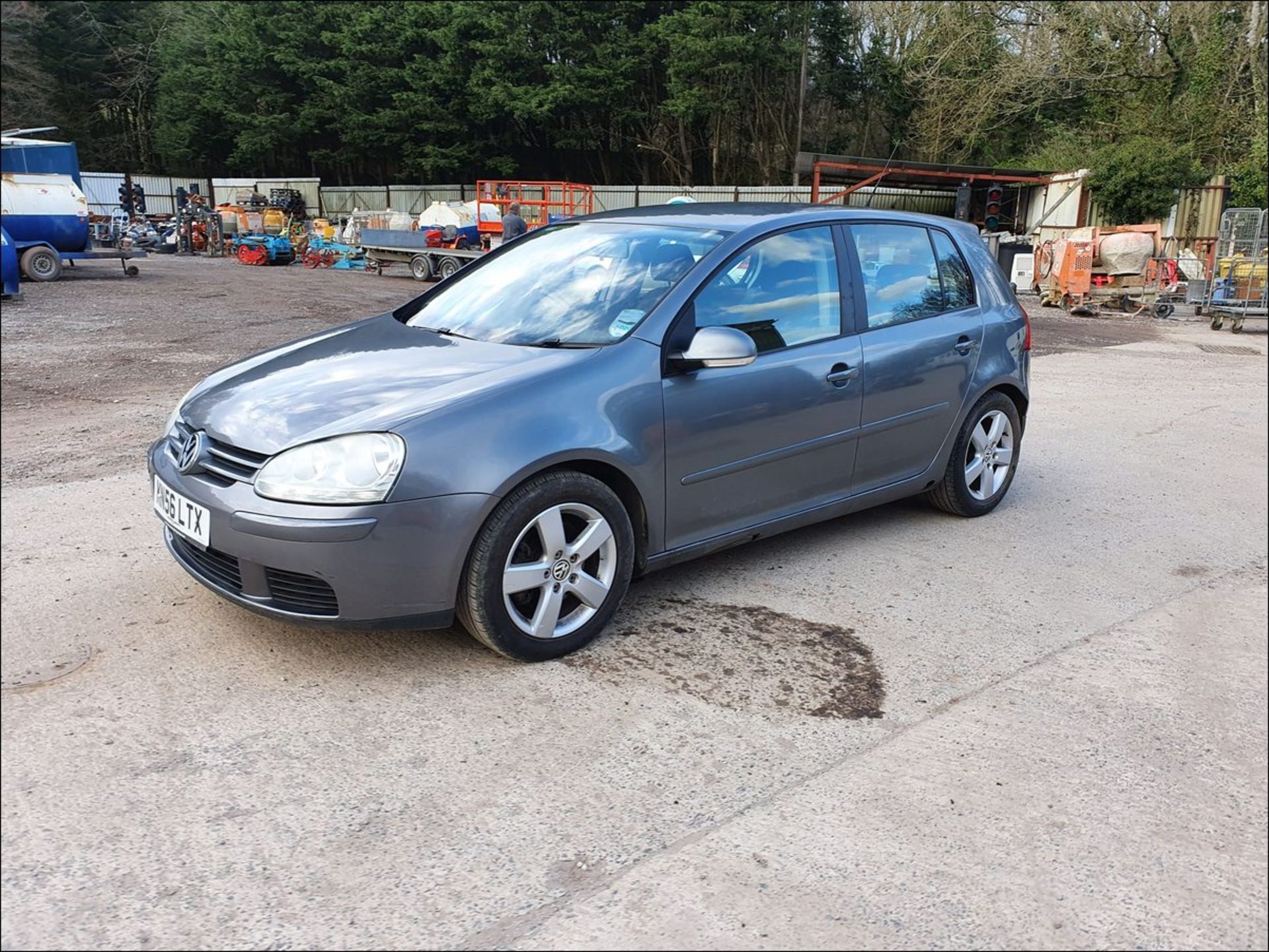 06/56 VOLKSWAGEN GOLF SPORT TDI - 1968cc 5dr Hatchback (Grey, 104k) - Image 4 of 11