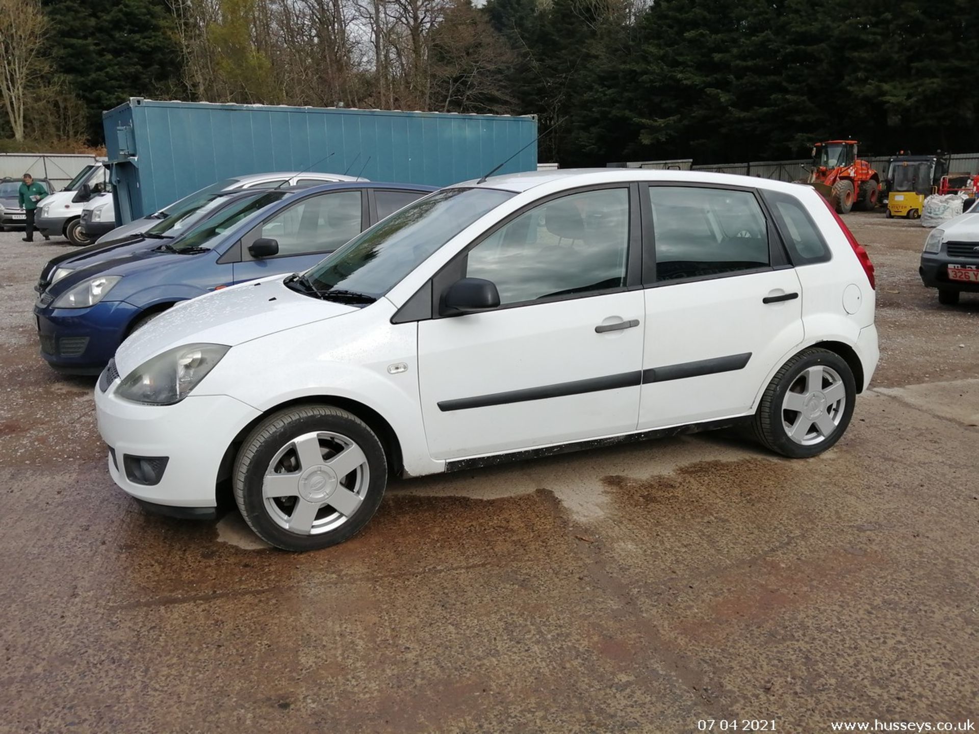 06/56 FORD FIESTA ZETEC CLIMATE TDCI - 1399cc 5dr Hatchback (White, 109k) - Image 2 of 8