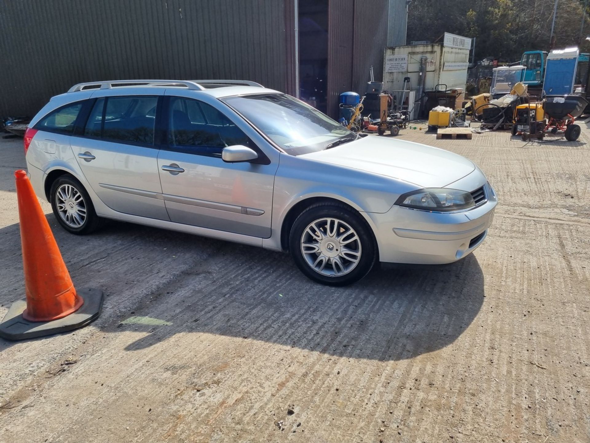 06/06 RENAULT LAGUNA PRIVILEGE AUTO - 1998cc 5dr Estate (Silver, 121k) - Image 5 of 15