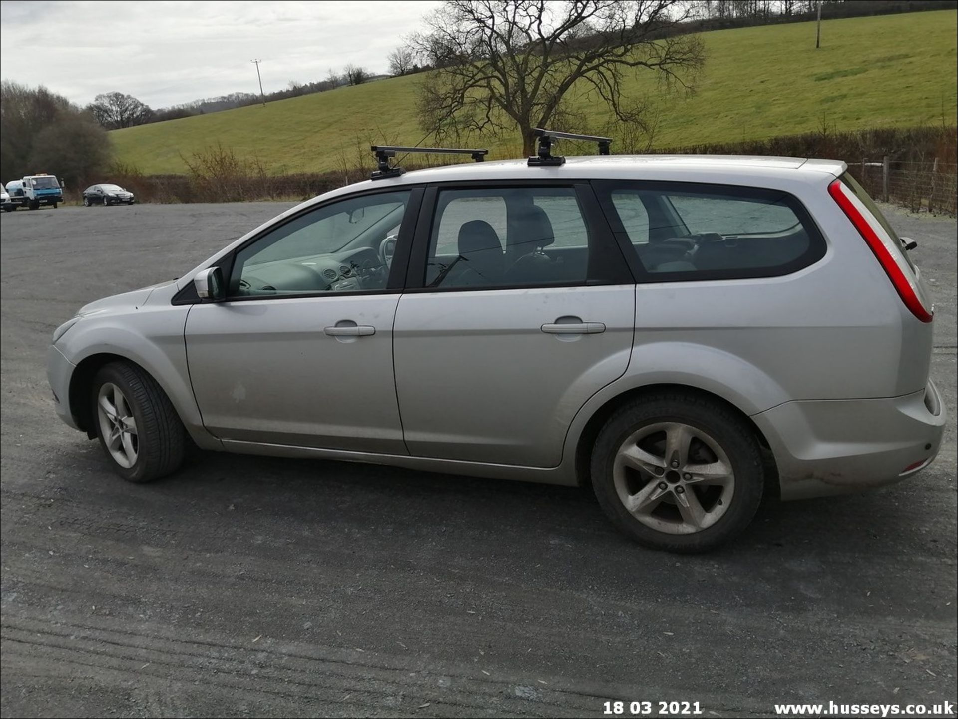 09/59 FORD FOCUS ZETEC 100 - 1596cc 5dr Estate (Silver) - Image 8 of 22