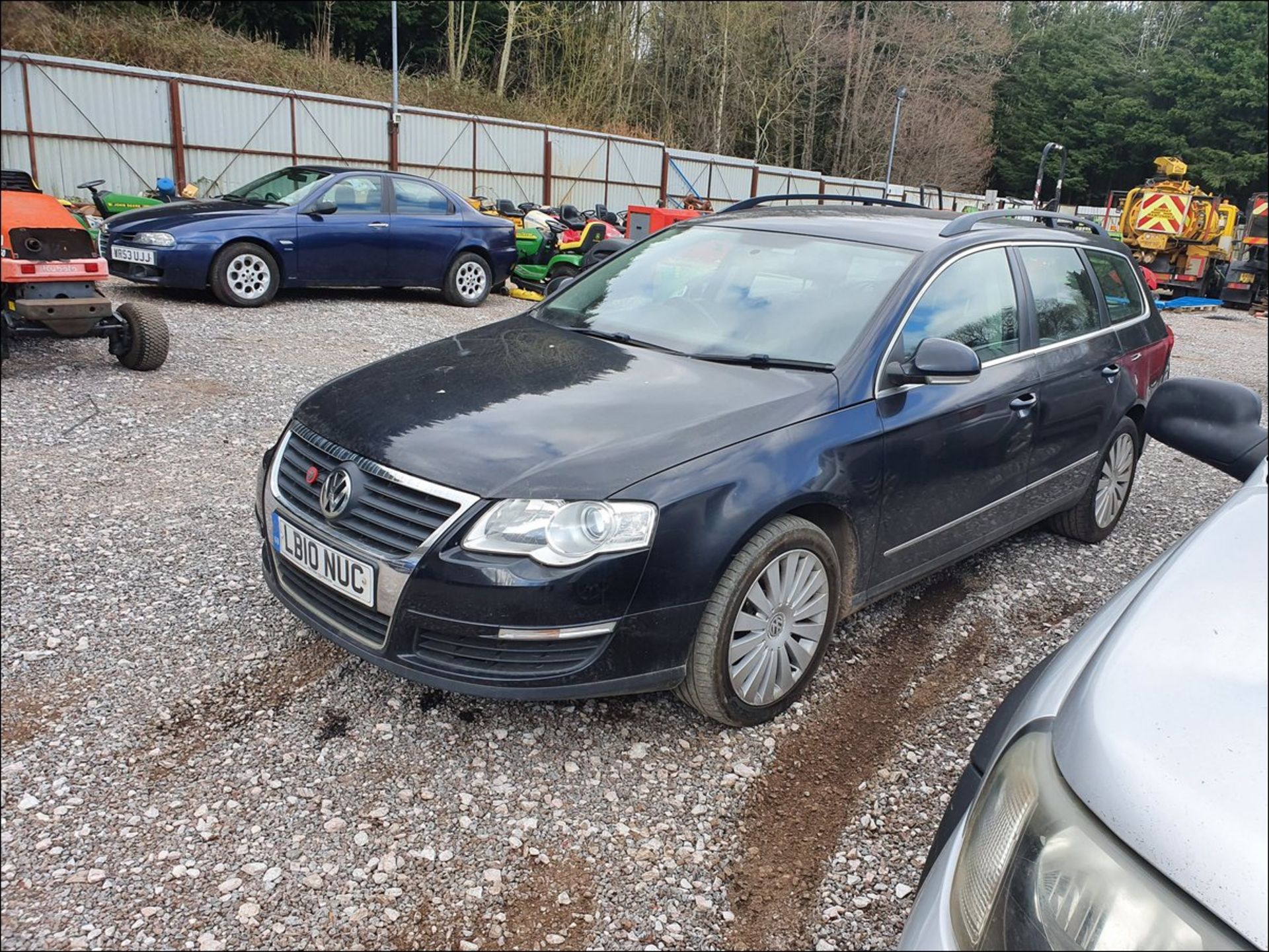 10/10 VOLKSWAGEN PASSAT HIGHLINE TDI 110 - 1968cc 5dr Estate (Black, 167k) - Image 2 of 12