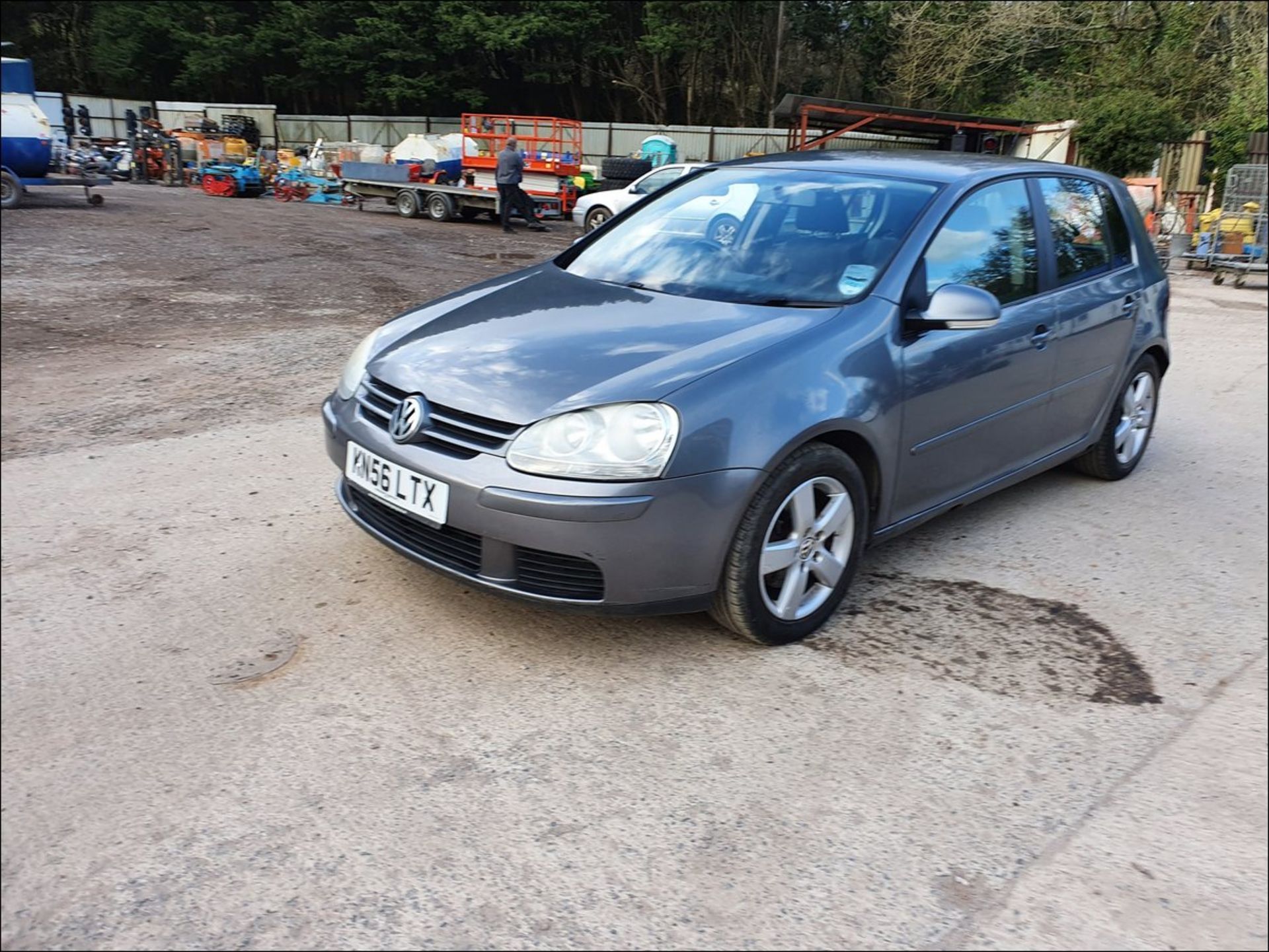 06/56 VOLKSWAGEN GOLF SPORT TDI - 1968cc 5dr Hatchback (Grey, 104k) - Image 3 of 11