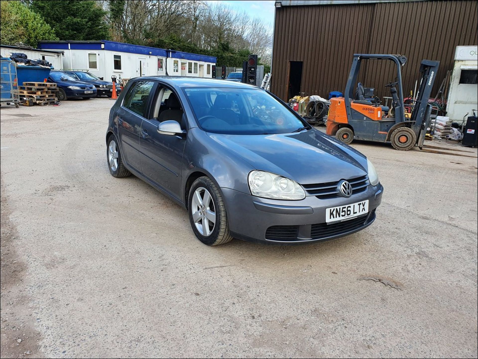 06/56 VOLKSWAGEN GOLF SPORT TDI - 1968cc 5dr Hatchback (Grey, 104k) - Image 2 of 11