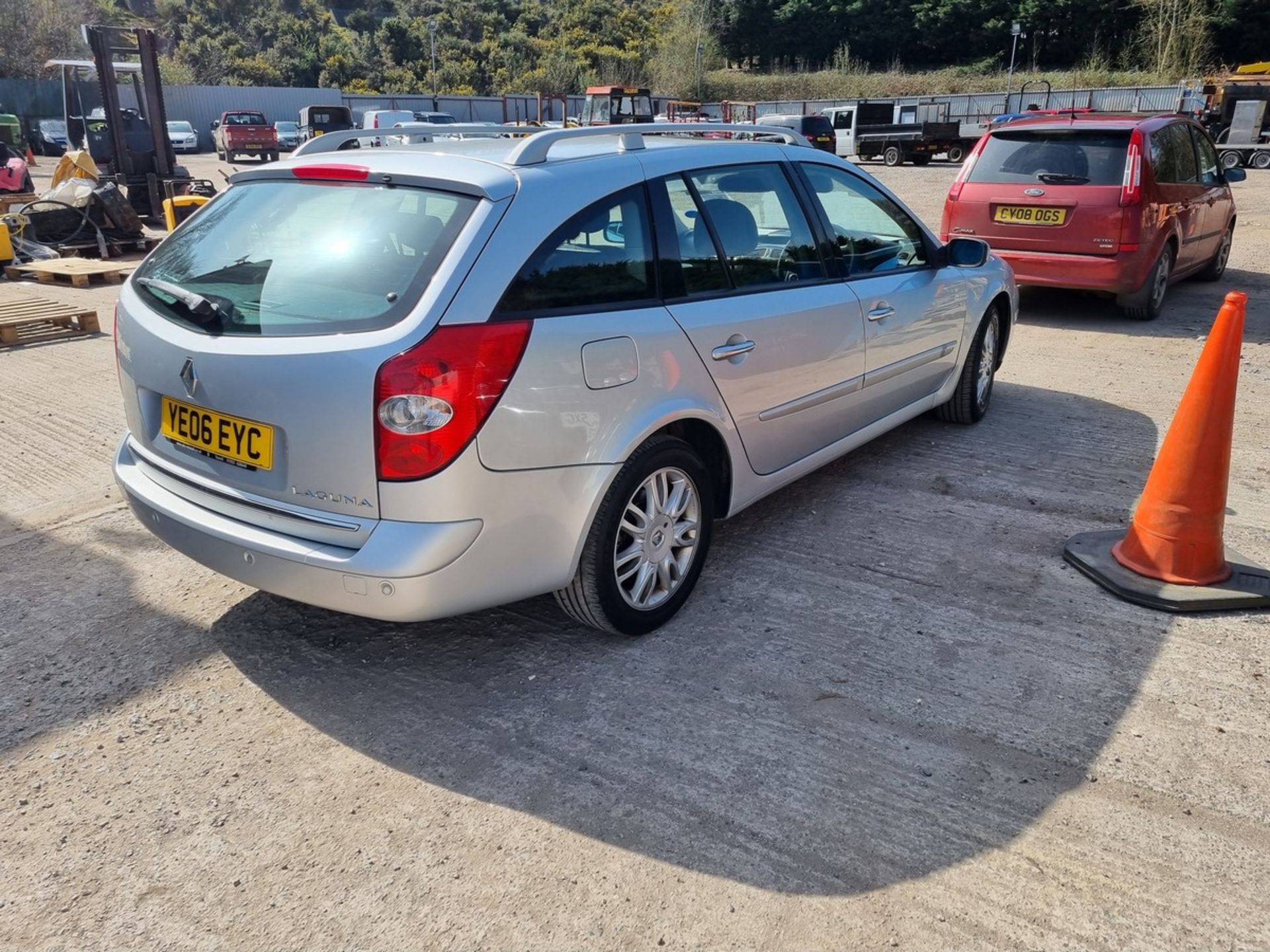 06/06 RENAULT LAGUNA PRIVILEGE AUTO - 1998cc 5dr Estate (Silver, 121k) - Image 4 of 15