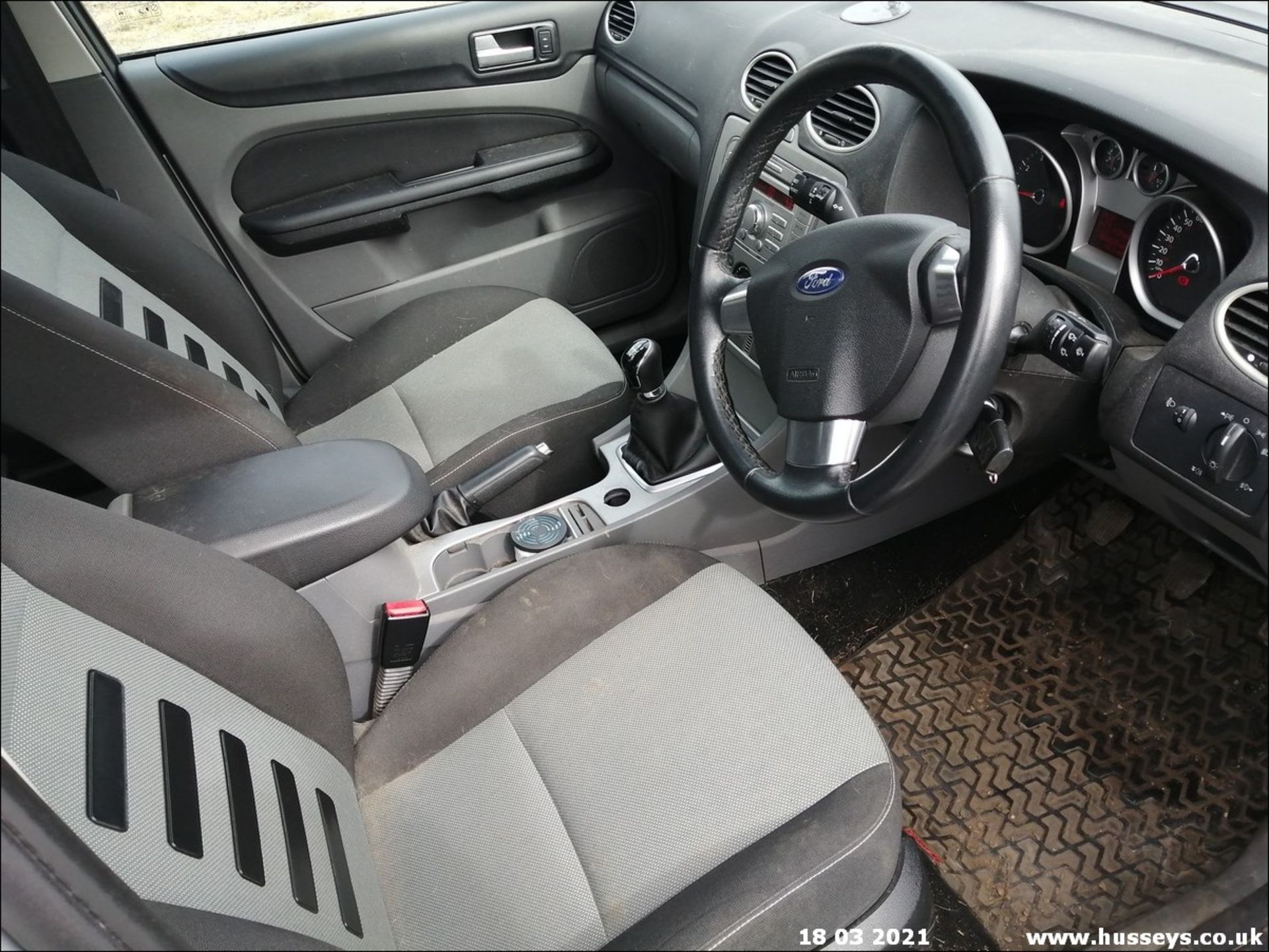 09/59 FORD FOCUS ZETEC 100 - 1596cc 5dr Estate (Silver) - Image 10 of 22