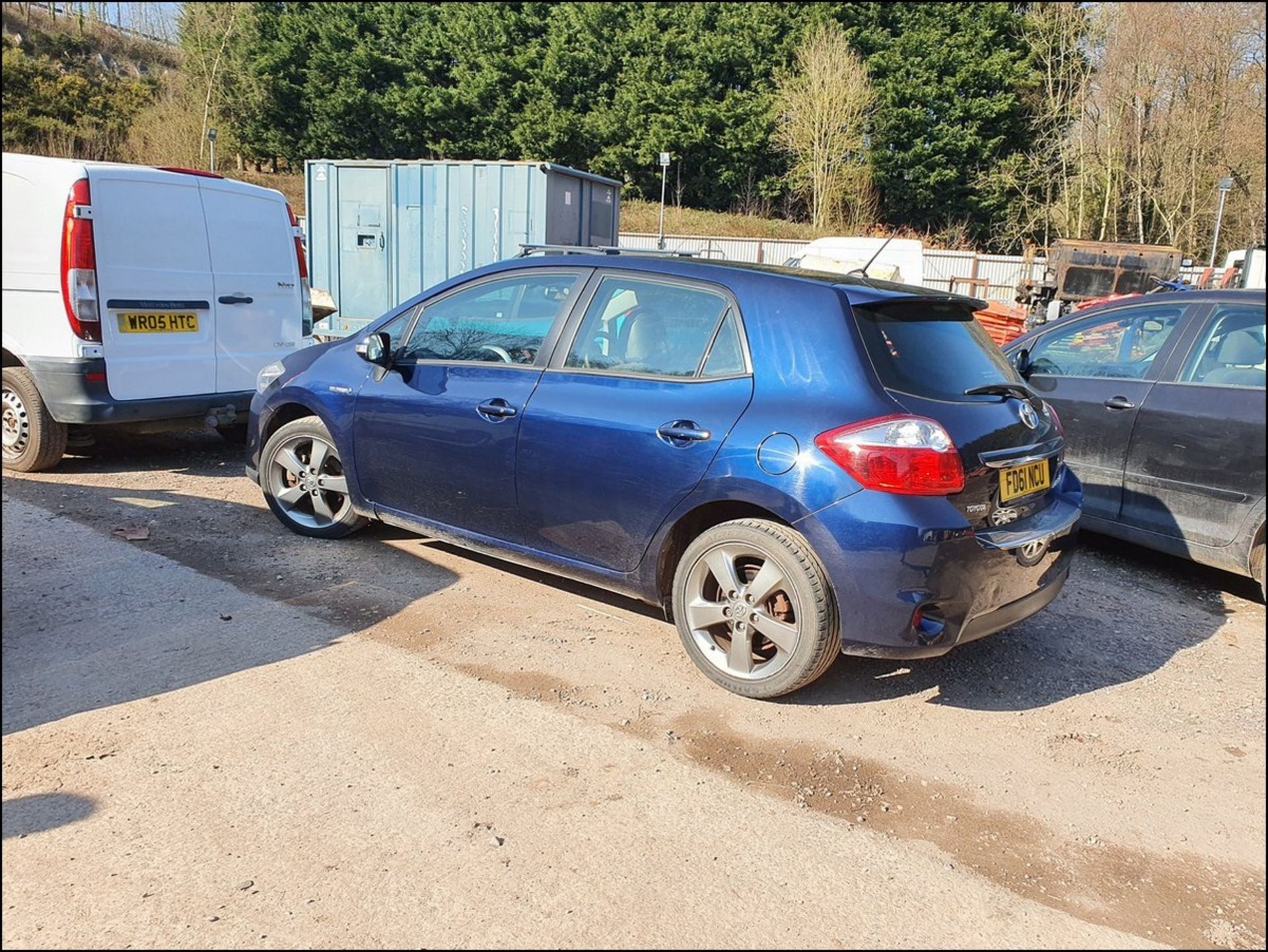 11/61 TOYOTA AURIS HYBRID T SPIRIT CVT - 1797cc 5dr Hatchback (Blue, 86k) - Image 2 of 15