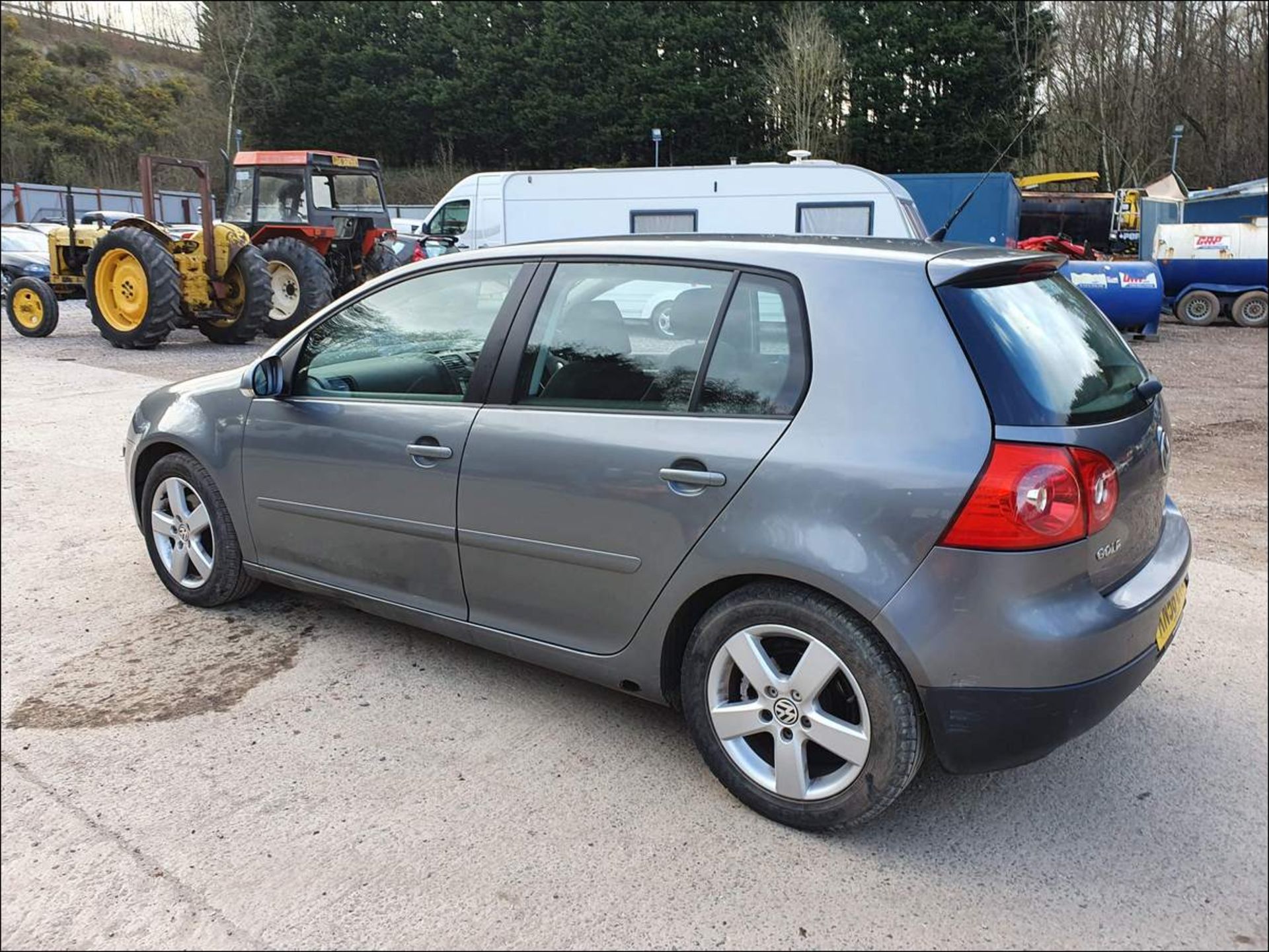 06/56 VOLKSWAGEN GOLF SPORT TDI - 1968cc 5dr Hatchback (Grey, 104k) - Image 5 of 11