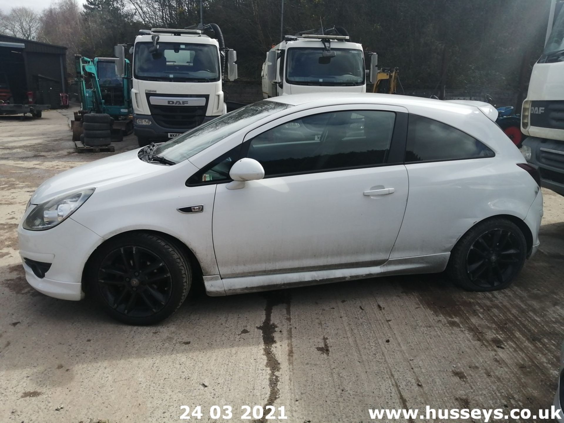 09/09 VAUXHALL CORSA SXI - 1229cc 3dr Hatchback (White) - Image 3 of 13