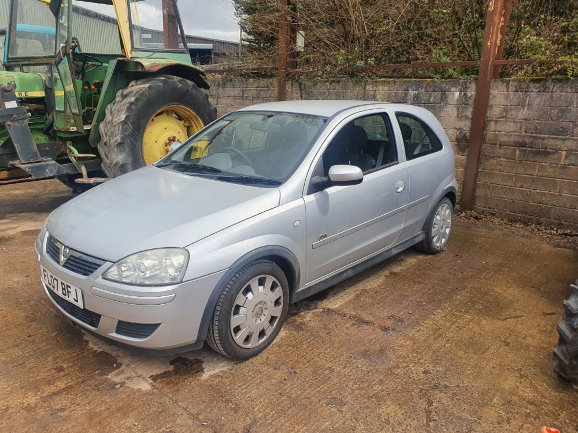 07/07 VAUXHALL CORSA DESIGN TWINPORT - 1229cc 3dr Hatchback (Silver, 88k) - Image 2 of 4