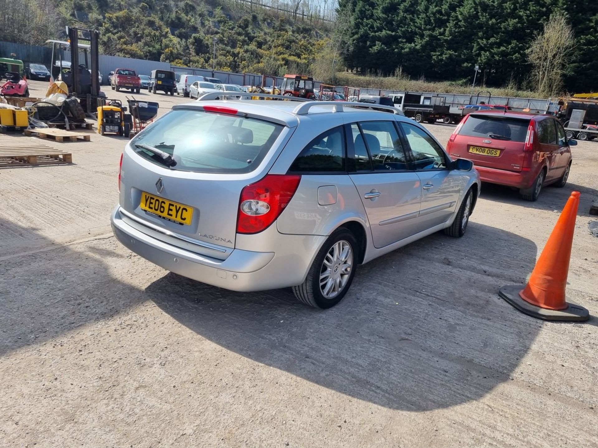 06/06 RENAULT LAGUNA PRIVILEGE AUTO - 1998cc 5dr Estate (Silver, 121k) - Image 3 of 15