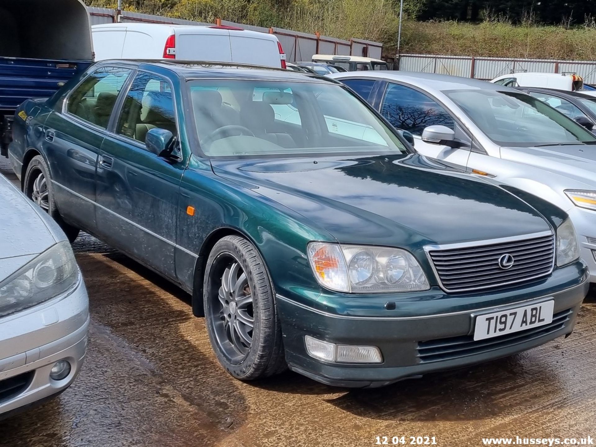 1999 LEXUS LS400 AUTO - 3969cc 4dr Saloon (Green, 215k)