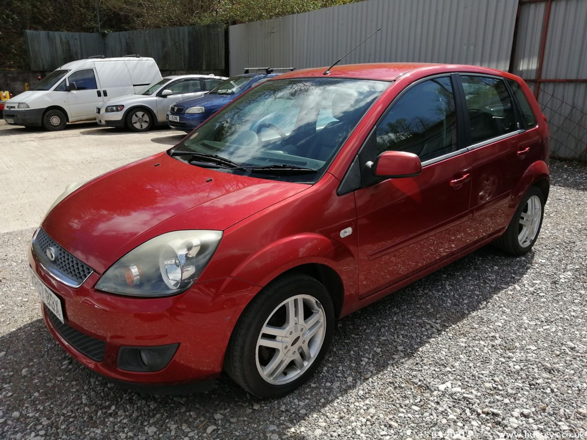 07/07 FORD FIESTA GHIA TDCI - 1399cc 5dr Hatchback (Red) - Image 4 of 13