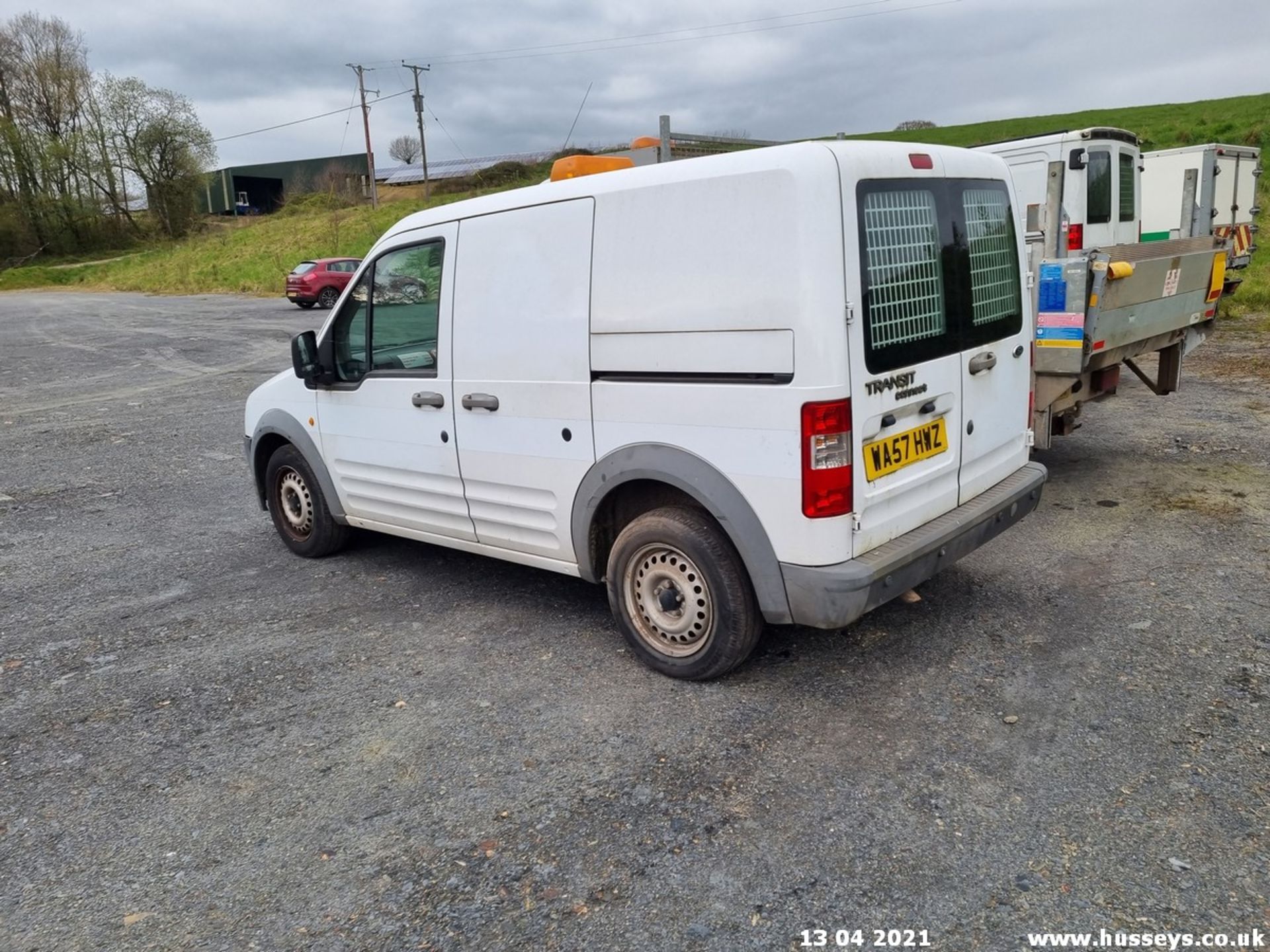 07/57 FORD TRANSIT CONN T200 75 - 1753cc 5dr Van (White, 45k) - Image 6 of 13