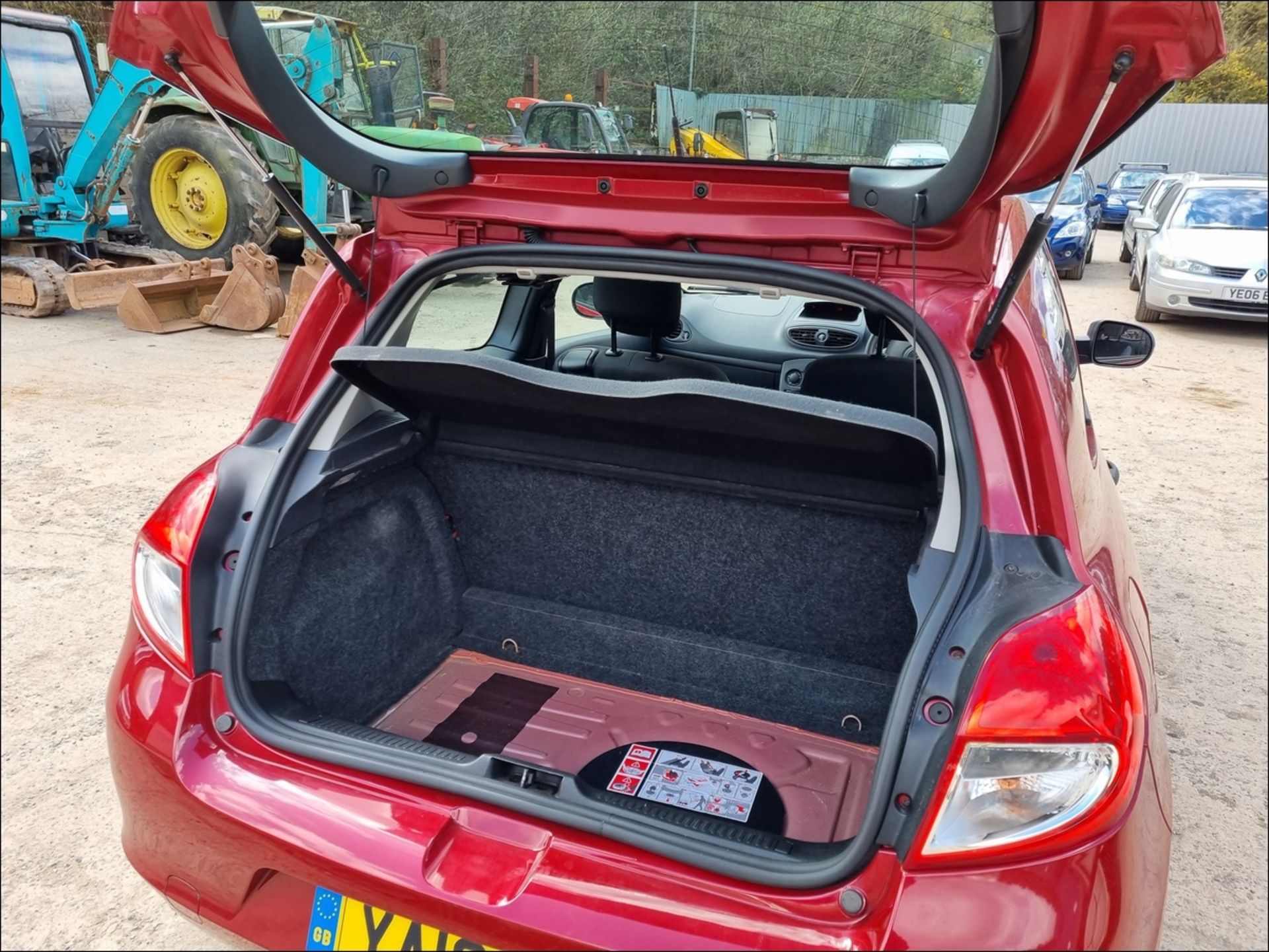 10/10 RENAULT CLIO EXTREME - 1149cc 3dr Hatchback (Red, 82k) - Image 12 of 12