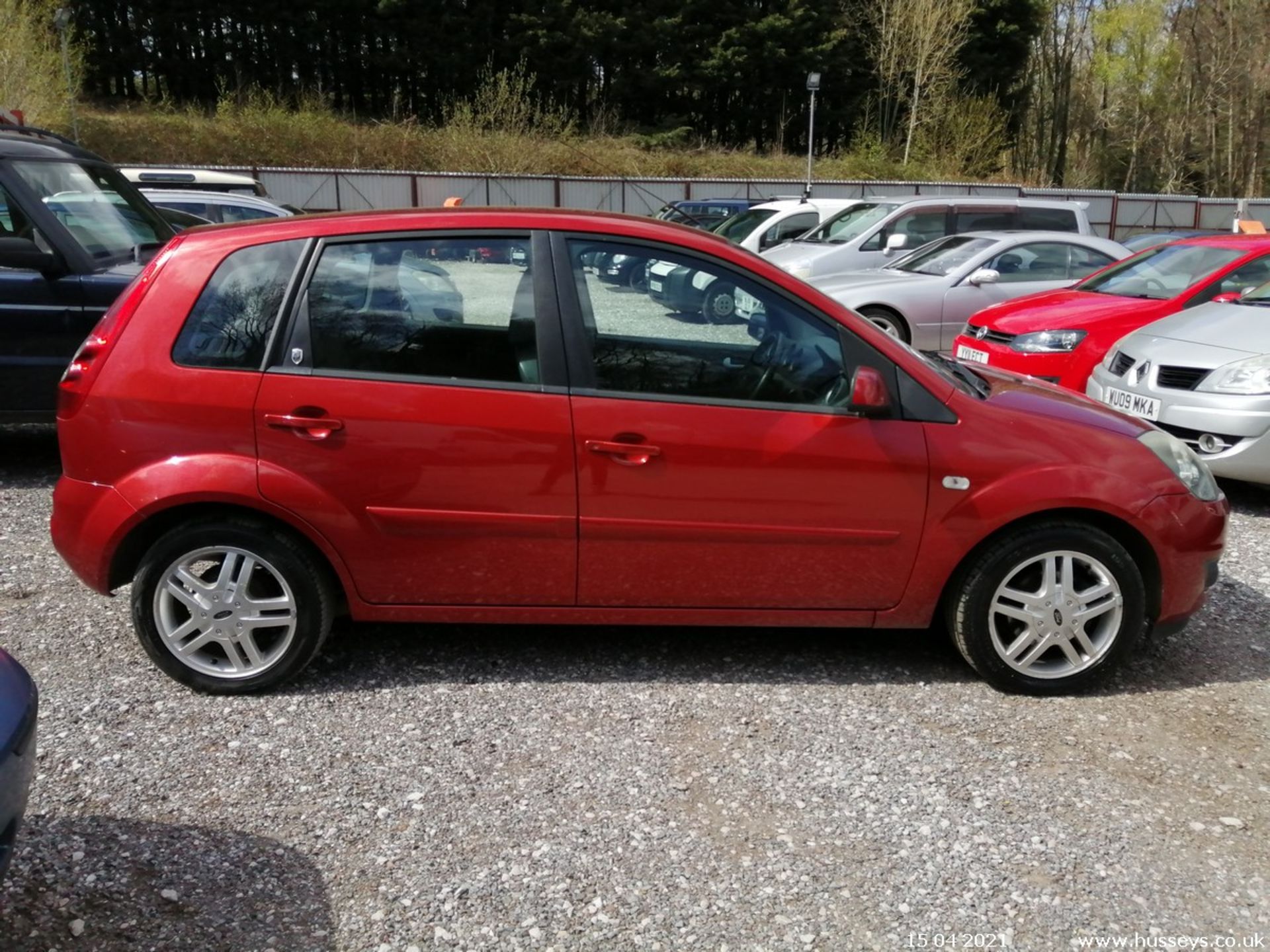 07/07 FORD FIESTA GHIA TDCI - 1399cc 5dr Hatchback (Red) - Image 9 of 13