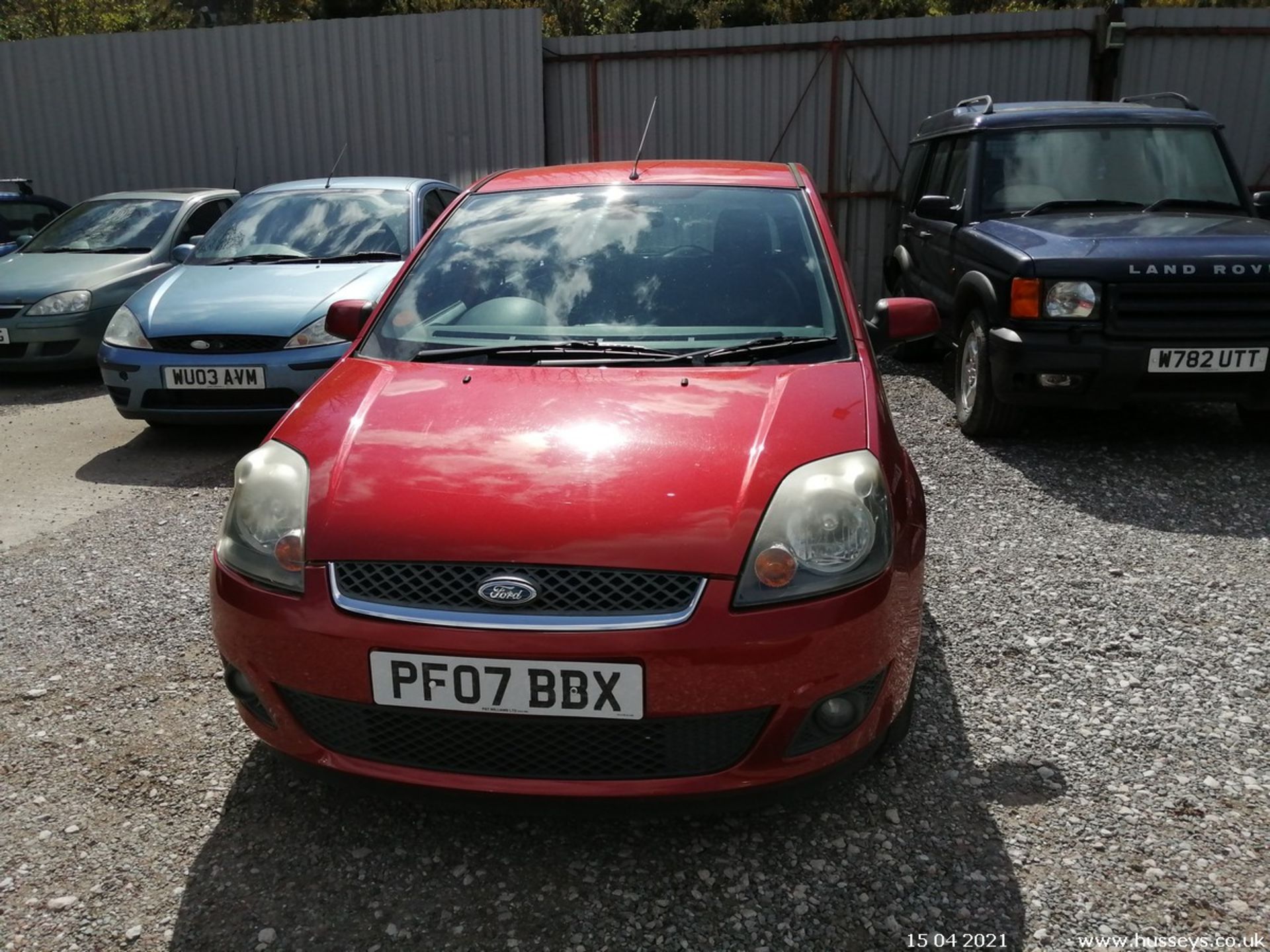 07/07 FORD FIESTA GHIA TDCI - 1399cc 5dr Hatchback (Red) - Image 3 of 13