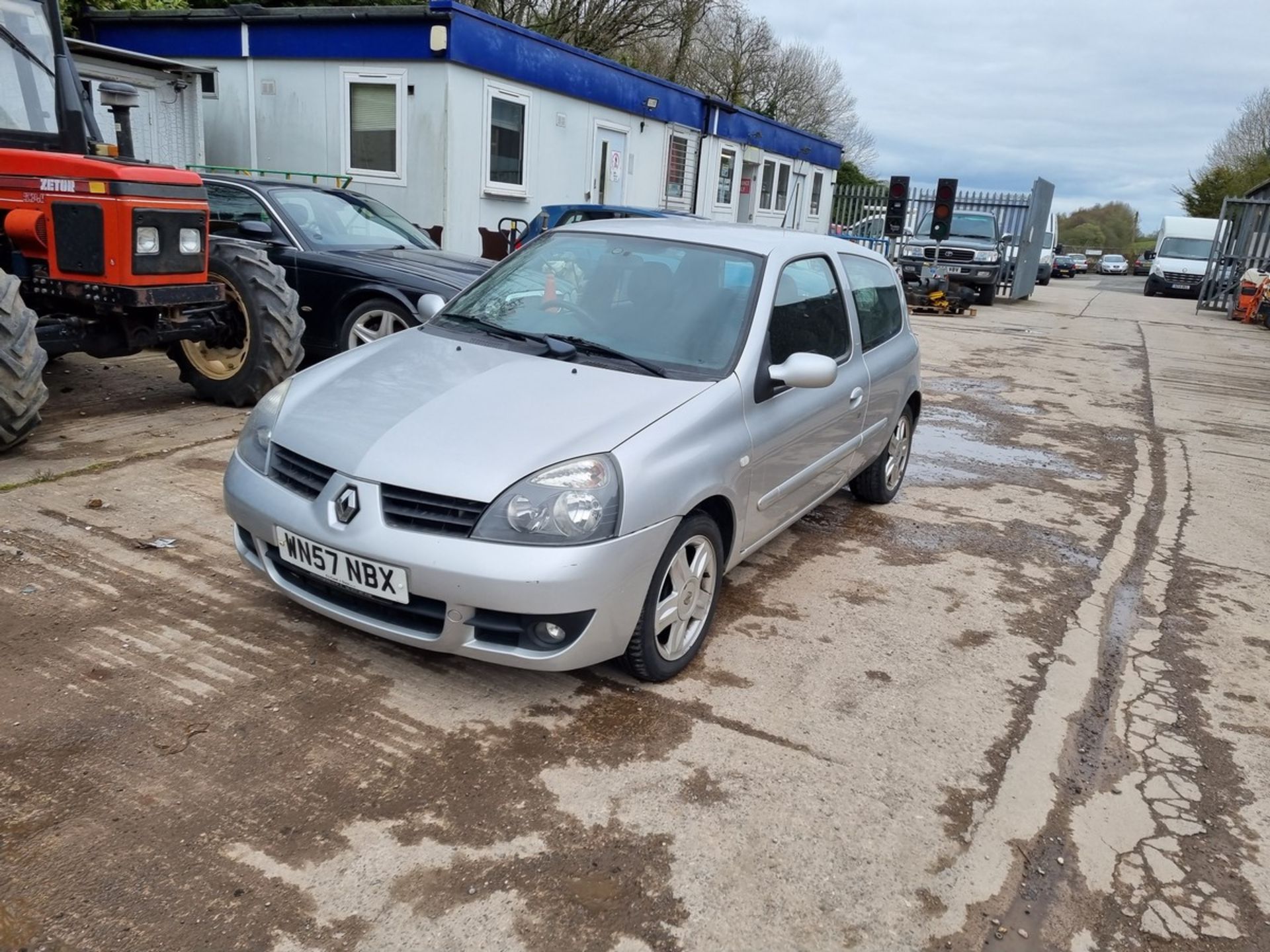 07/57 RENAULT CLIO CAMPUS SPORT 16V - 1149cc 3dr Hatchback (Silver) - Image 5 of 12