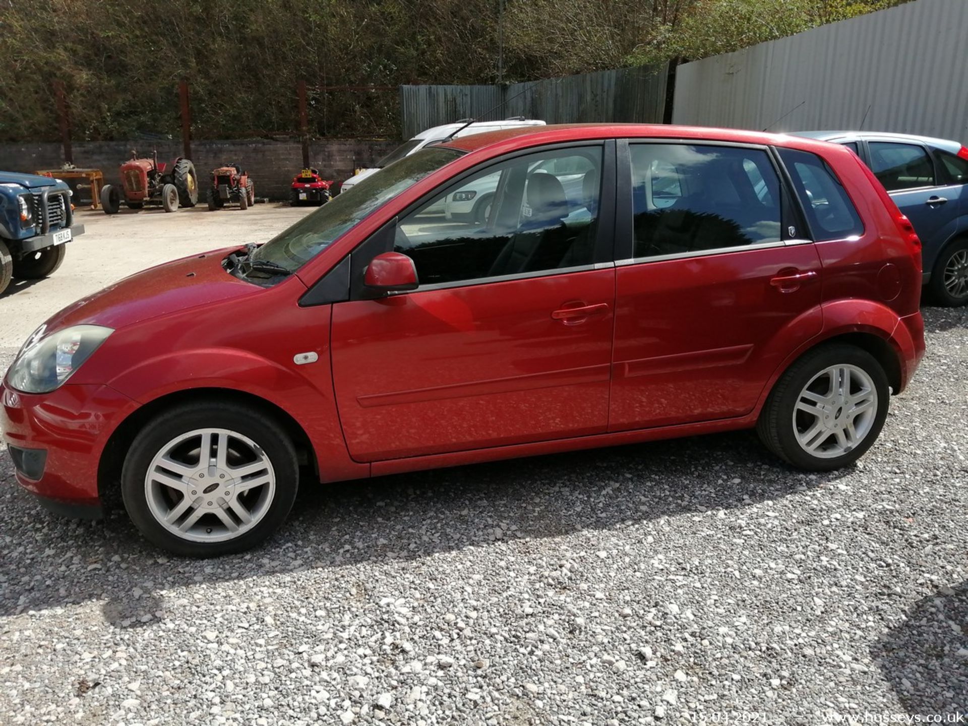 07/07 FORD FIESTA GHIA TDCI - 1399cc 5dr Hatchback (Red) - Image 5 of 13