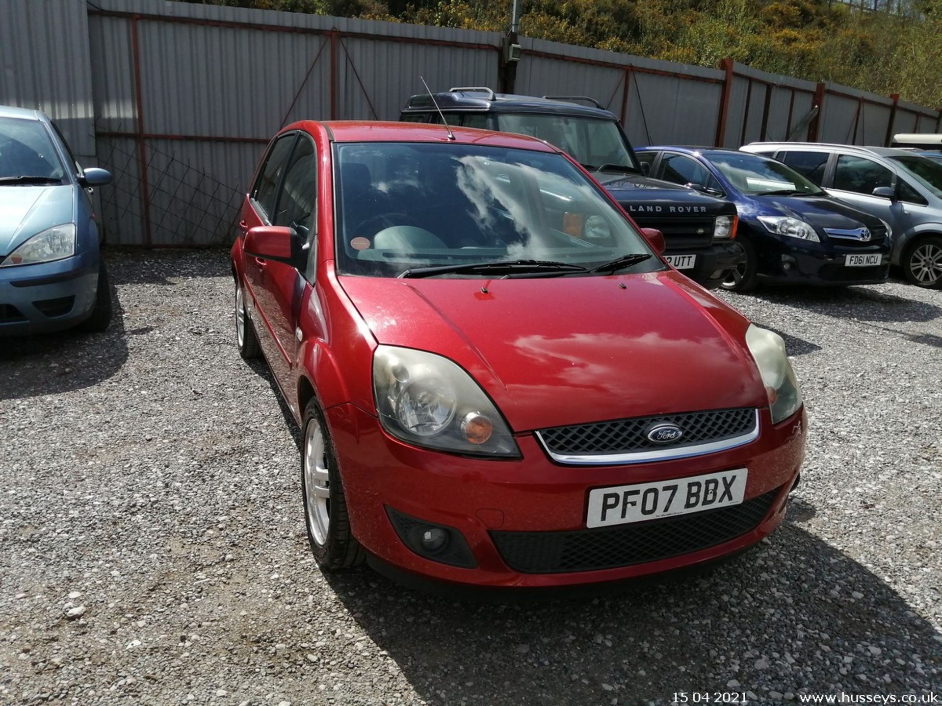 07/07 FORD FIESTA GHIA TDCI - 1399cc 5dr Hatchback (Red) - Image 2 of 13