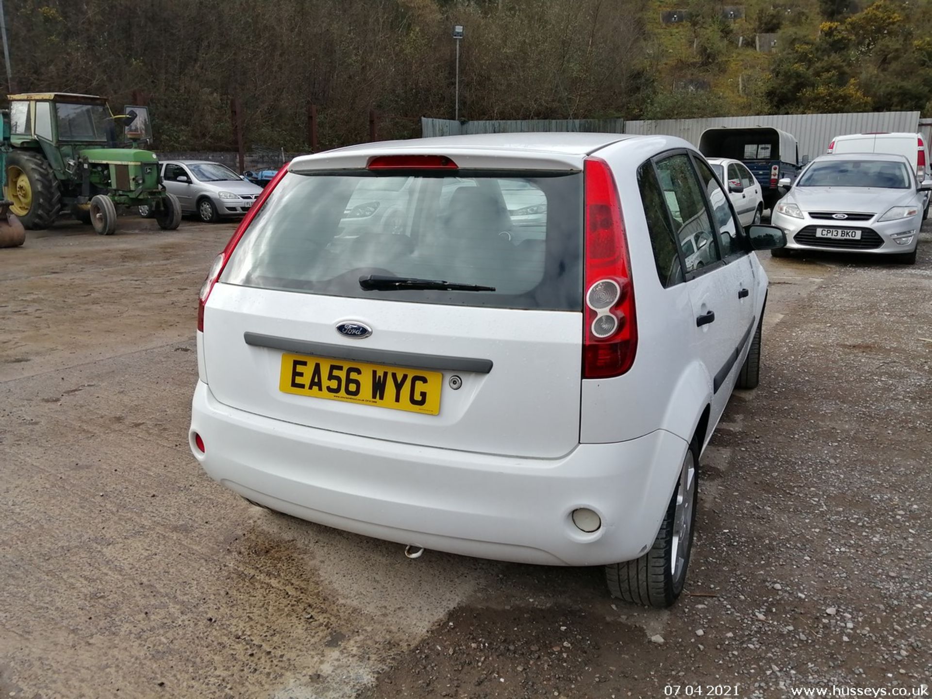 06/56 FORD FIESTA ZETEC CLIMATE TDCI - 1399cc 5dr Hatchback (White, 109k) - Image 3 of 5