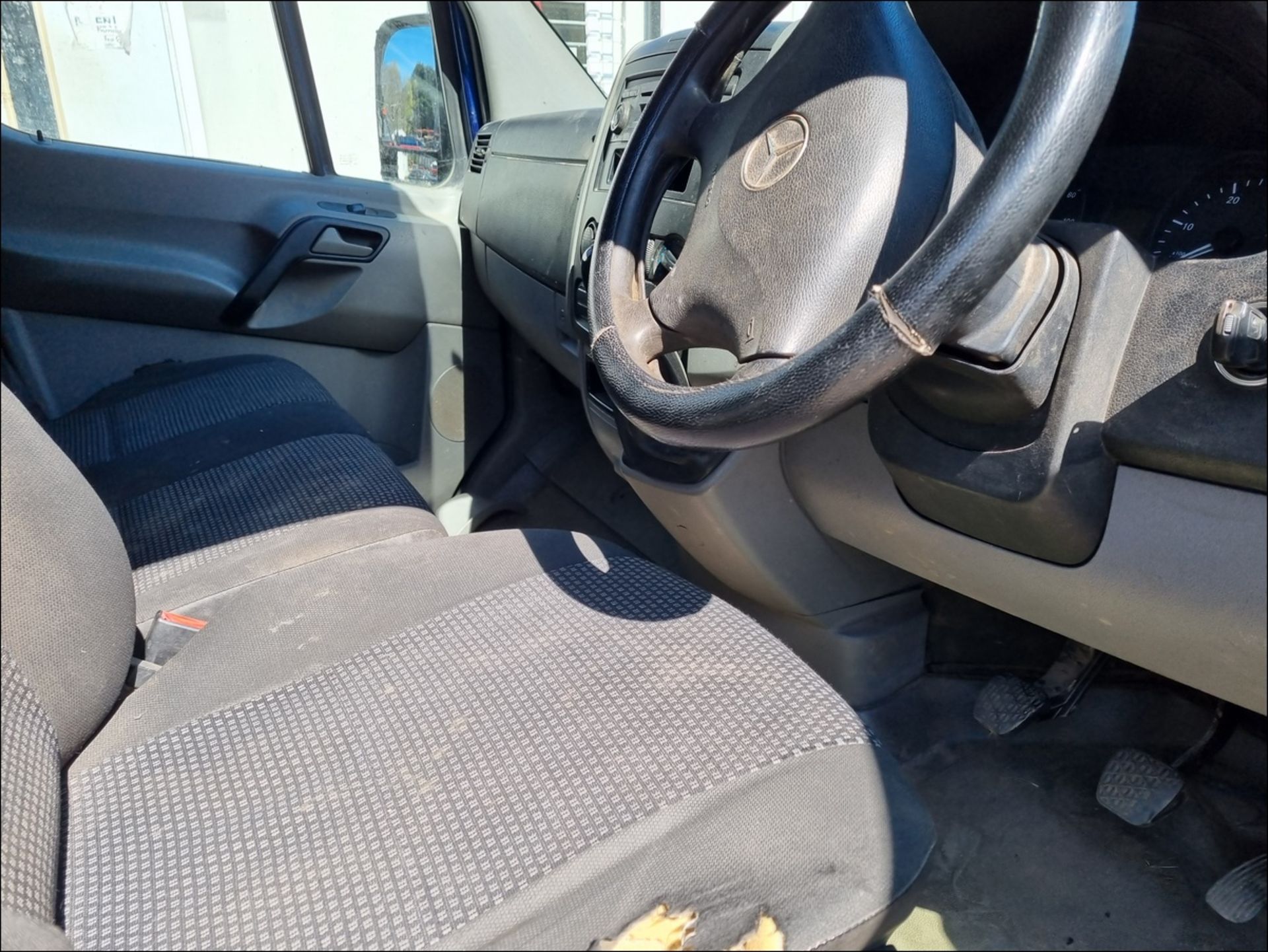 06/06 MERCEDES SPRINTER 211 CDI SWB - 2148cc Van (Blue) - Image 13 of 14