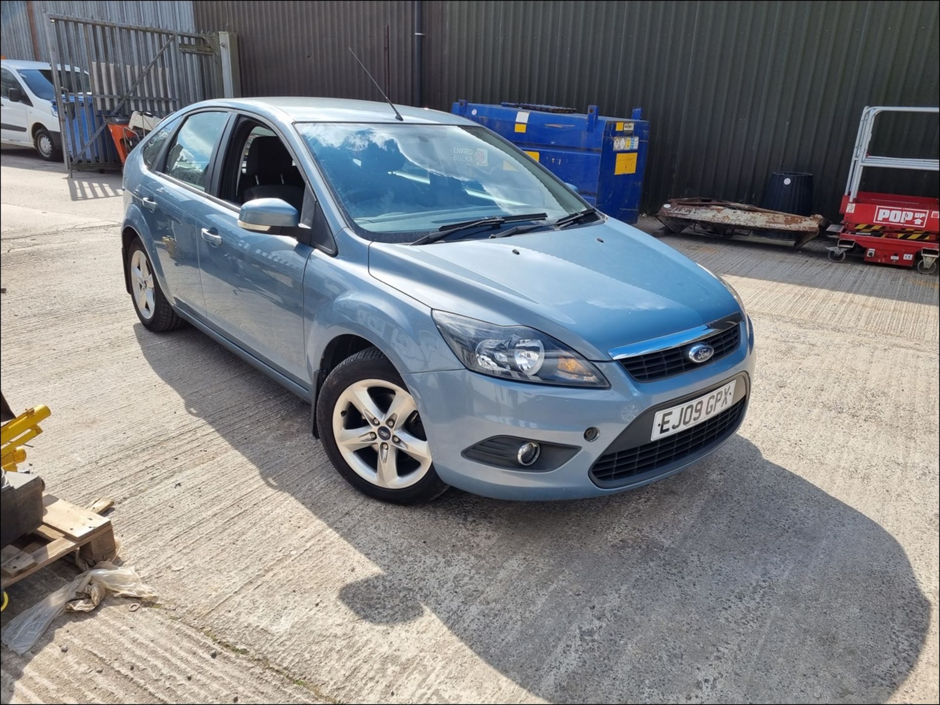 09/09 FORD FOCUS ZETEC TDCI 109 - 1560cc 5dr Hatchback (Blue, 91k) - Image 2 of 15