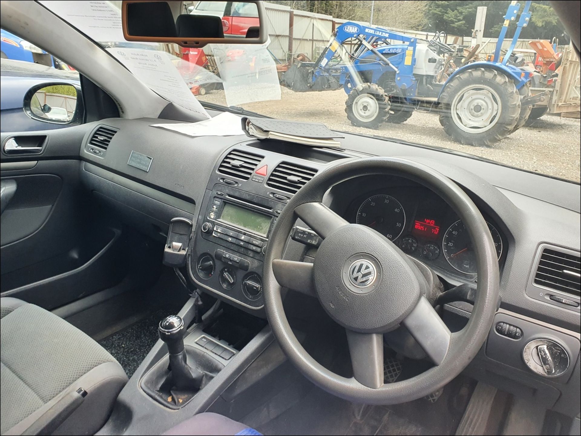 04/04 VOLKSWAGEN GOLF TDI SE - 1896cc 5dr Hatchback (Black) - Image 11 of 12