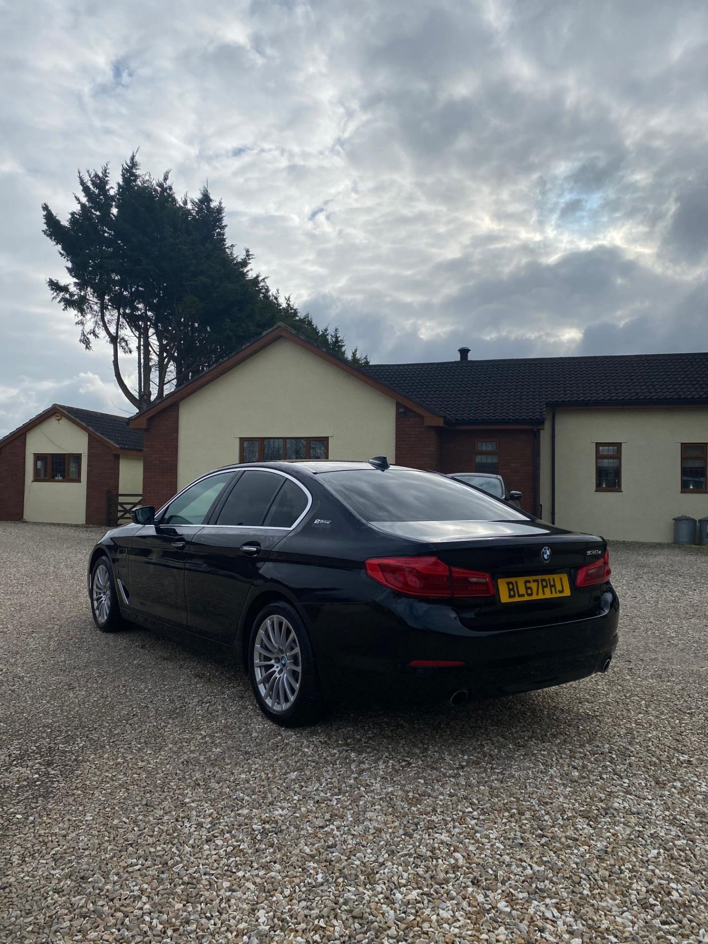 18/67 BMW 530E SE AUTO HYBRID - 1998cc 4dr Saloon (Black, 66k) - Image 4 of 7