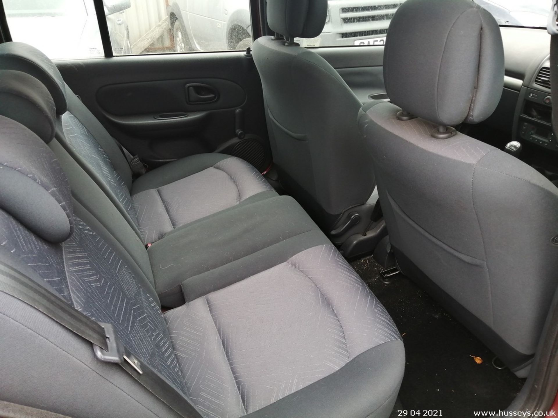 03/53 RENAULT CLIO DYNAMIQUE 16V - 1149cc 5dr Hatchback (Red, 41k) - Image 12 of 12