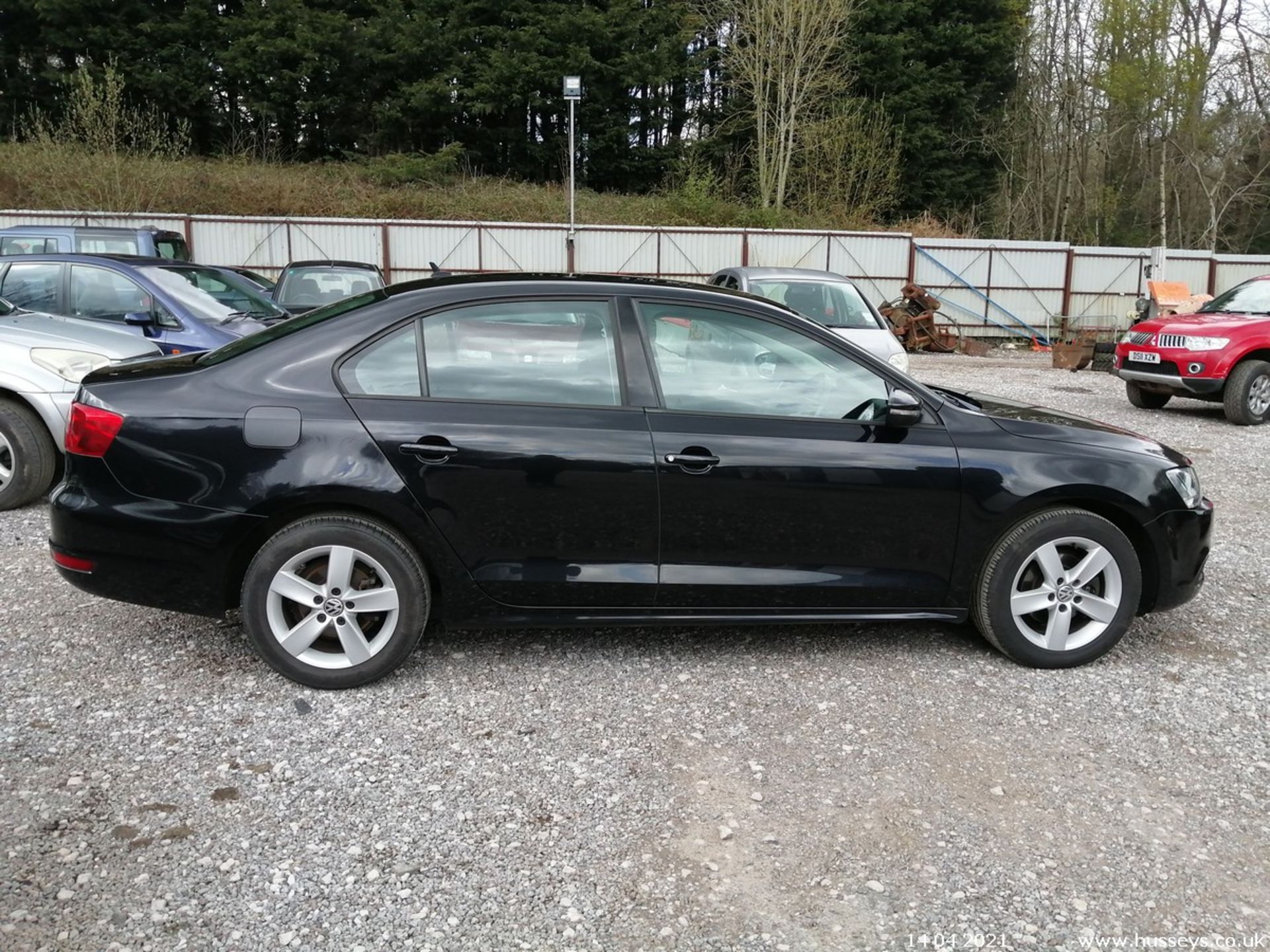 12/12 VOLKSWAGEN JETTA SE BLUEMOTION TECH - 1598cc 4dr Saloon (Black, 65k) - Image 10 of 14