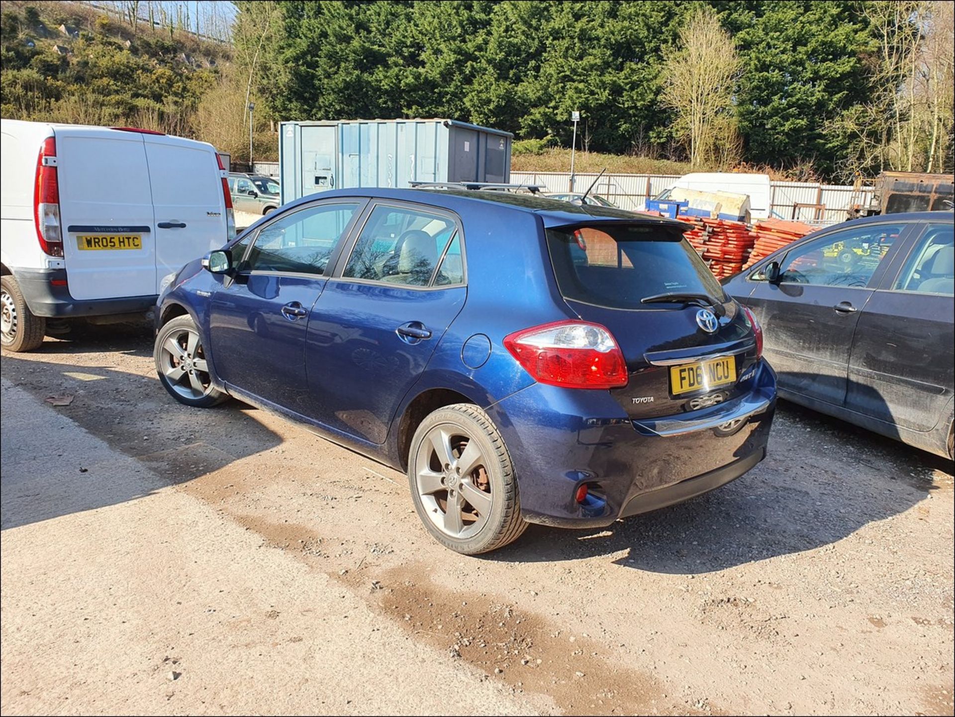 11/61 TOYOTA AURIS HYBRID T SPIRIT CVT - 1797cc 5dr Hatchback (Blue, 86k) - Image 3 of 15