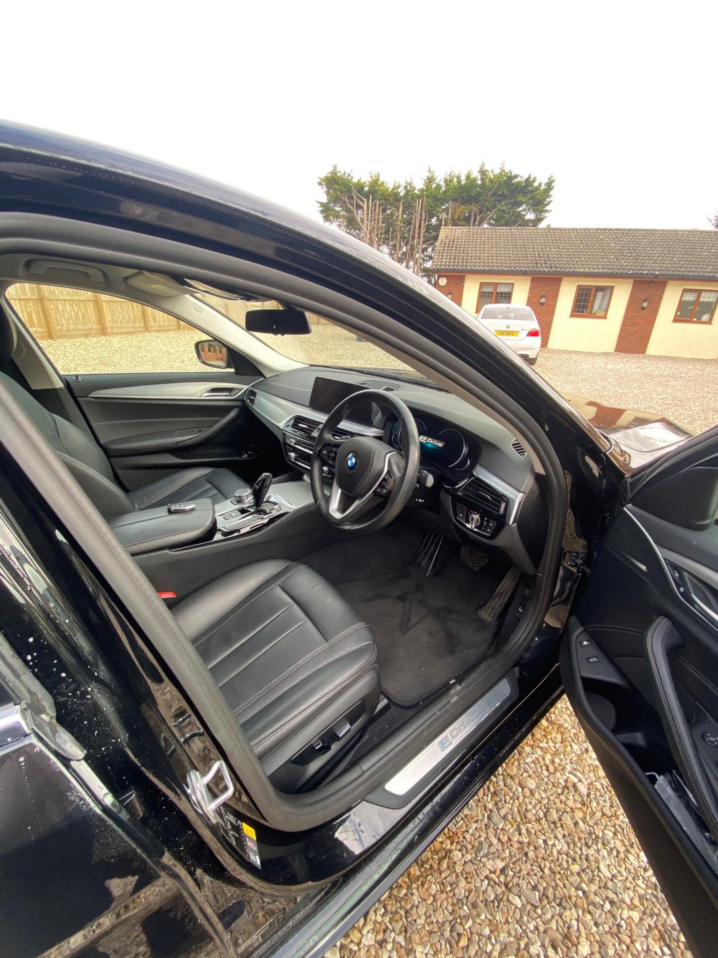 18/67 BMW 530E SE AUTO HYBRID - 1998cc 4dr Saloon (Black, 66k) - Image 6 of 7