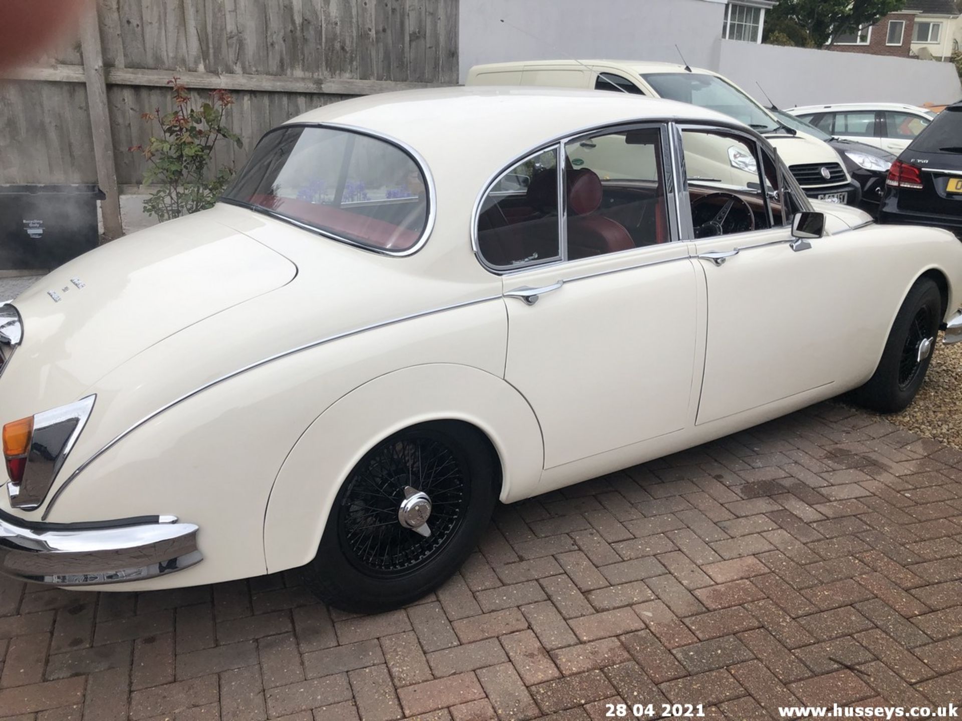 1961 JAGUAR MK II - 3800cc 5dr Saloon (White, 77k) - Image 2 of 11