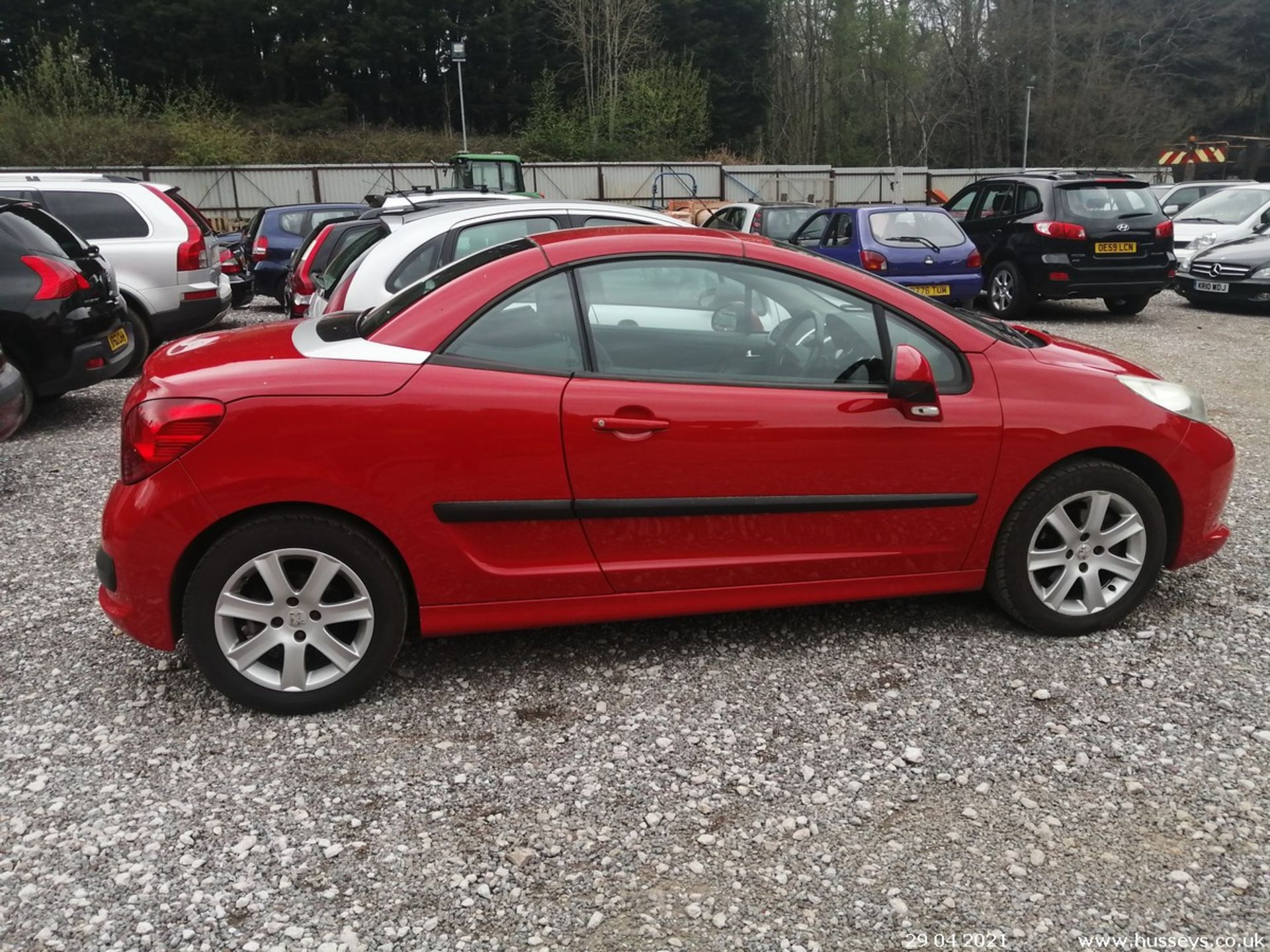 09/59 PEUGEOT 207 XR CC - 1598cc 2dr Convertible (Red, 109k) - Image 7 of 11