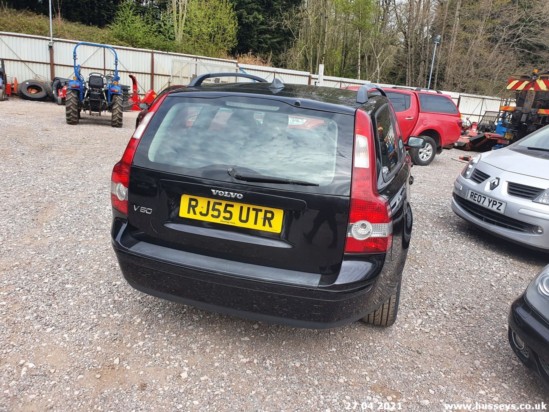 05/55 VOLVO V50 SE D (E4) - 1998cc 5dr Estate (Black, 104k) - Image 4 of 13