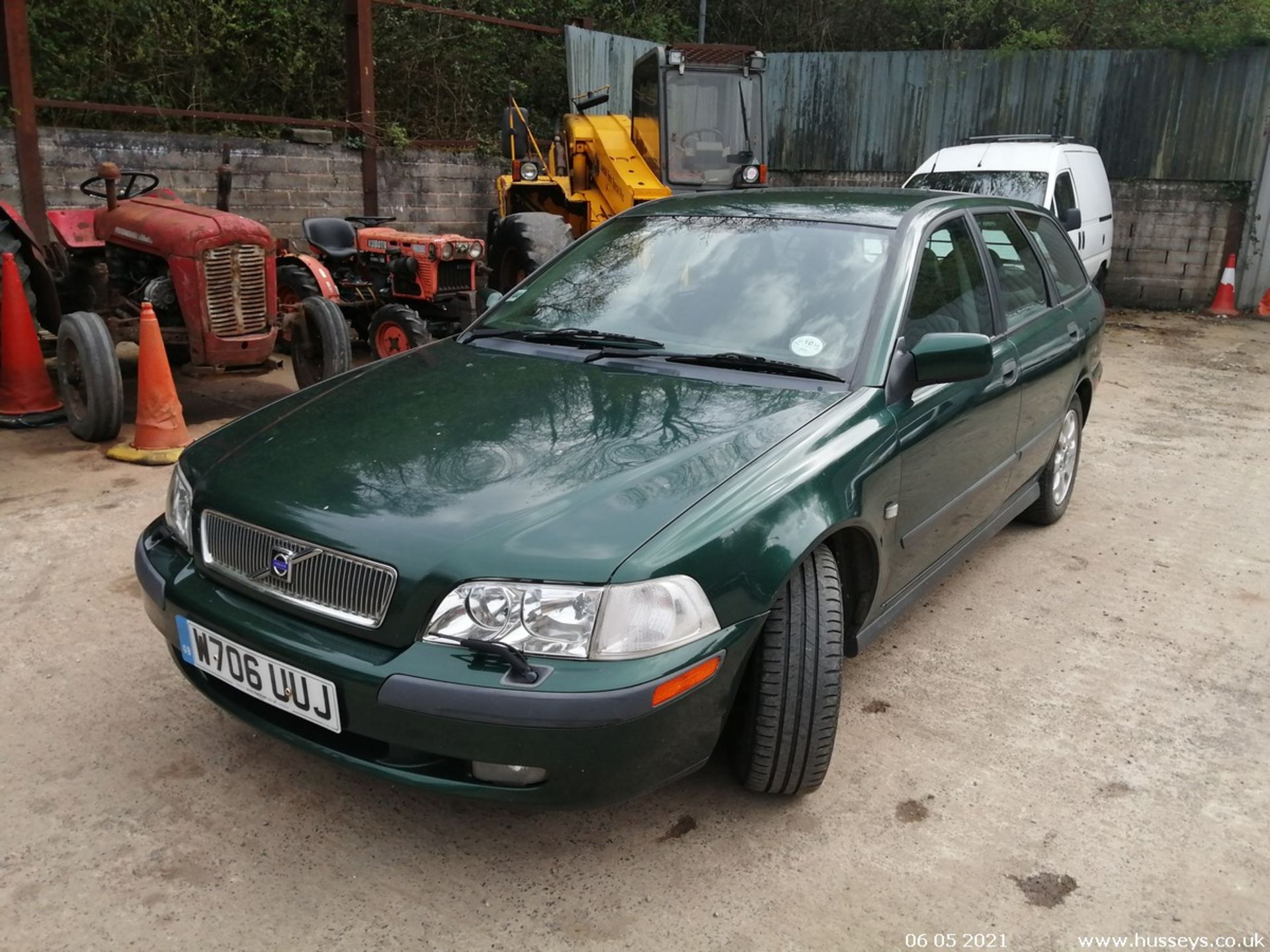 2000 VOLVO V40 XS - 1783cc 5dr Estate (Green) - Image 3 of 14