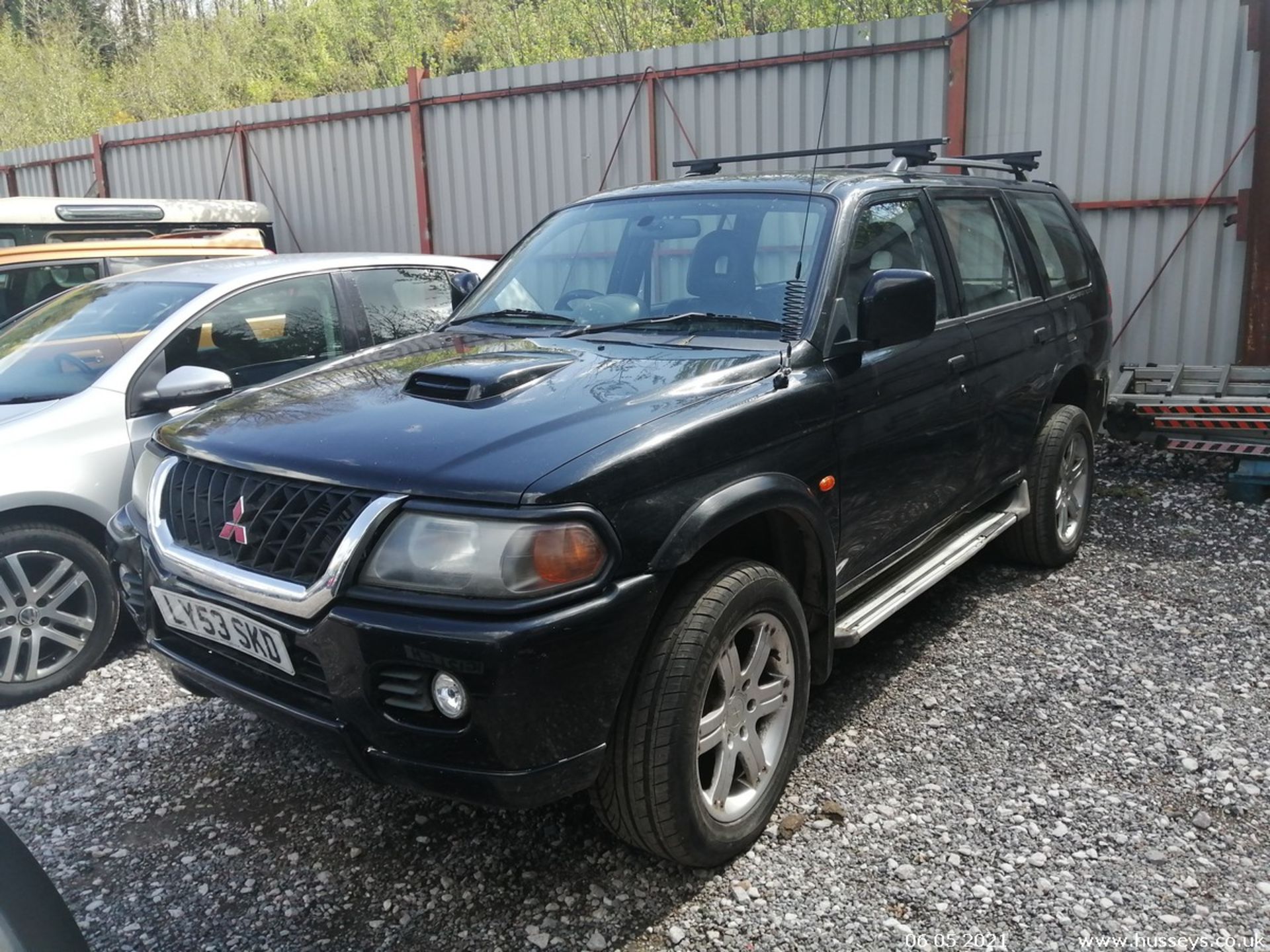 04/53 MITSUBISHI SHOGUN SPORT TD - 2477cc 5dr Estate (Black) - Image 4 of 14