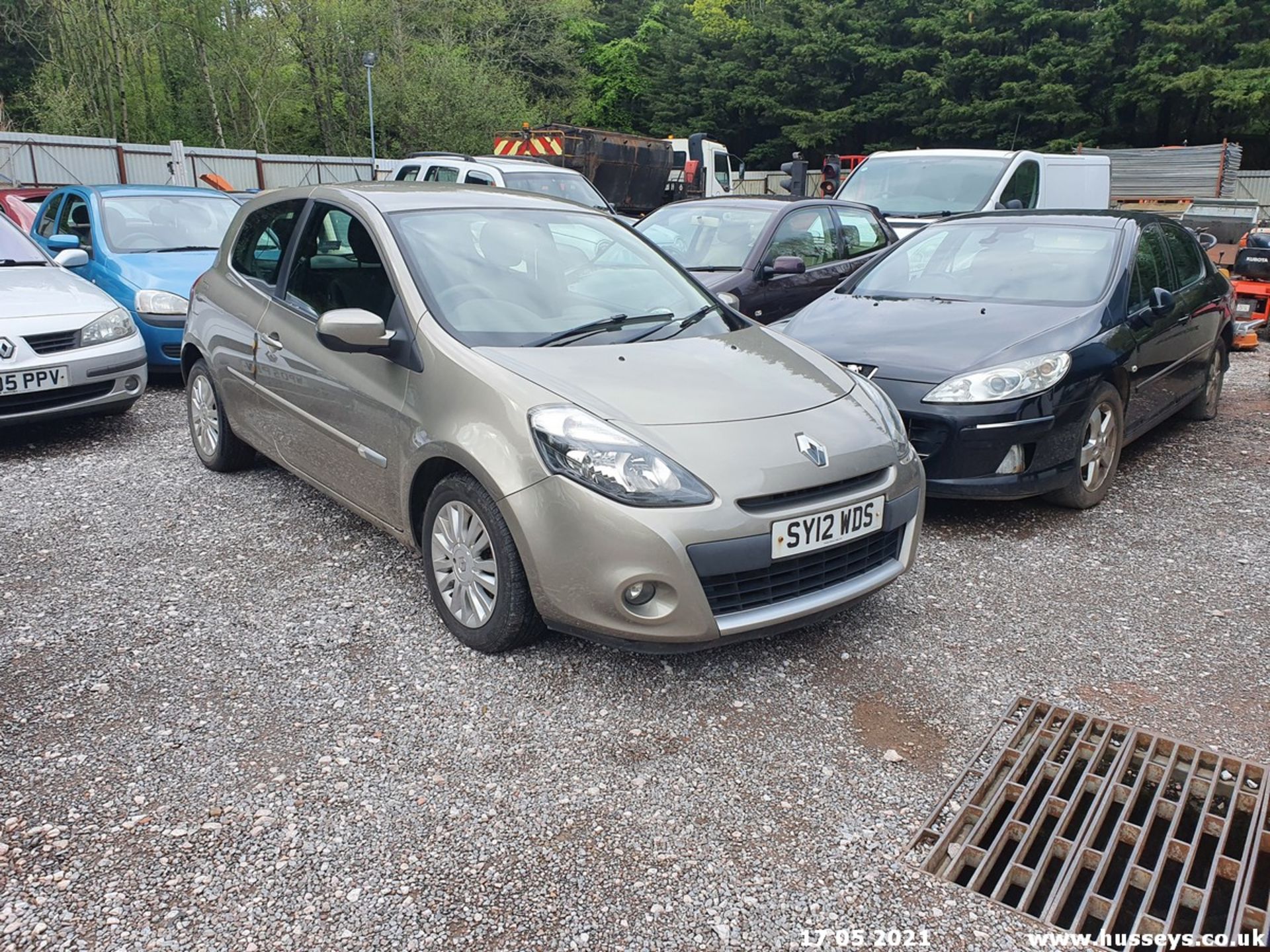 12/12 RENAULT CLIO EXPRESSION PLUS 16V - 1149cc 3dr Hatchback (Beige, 77k) - Image 3 of 10