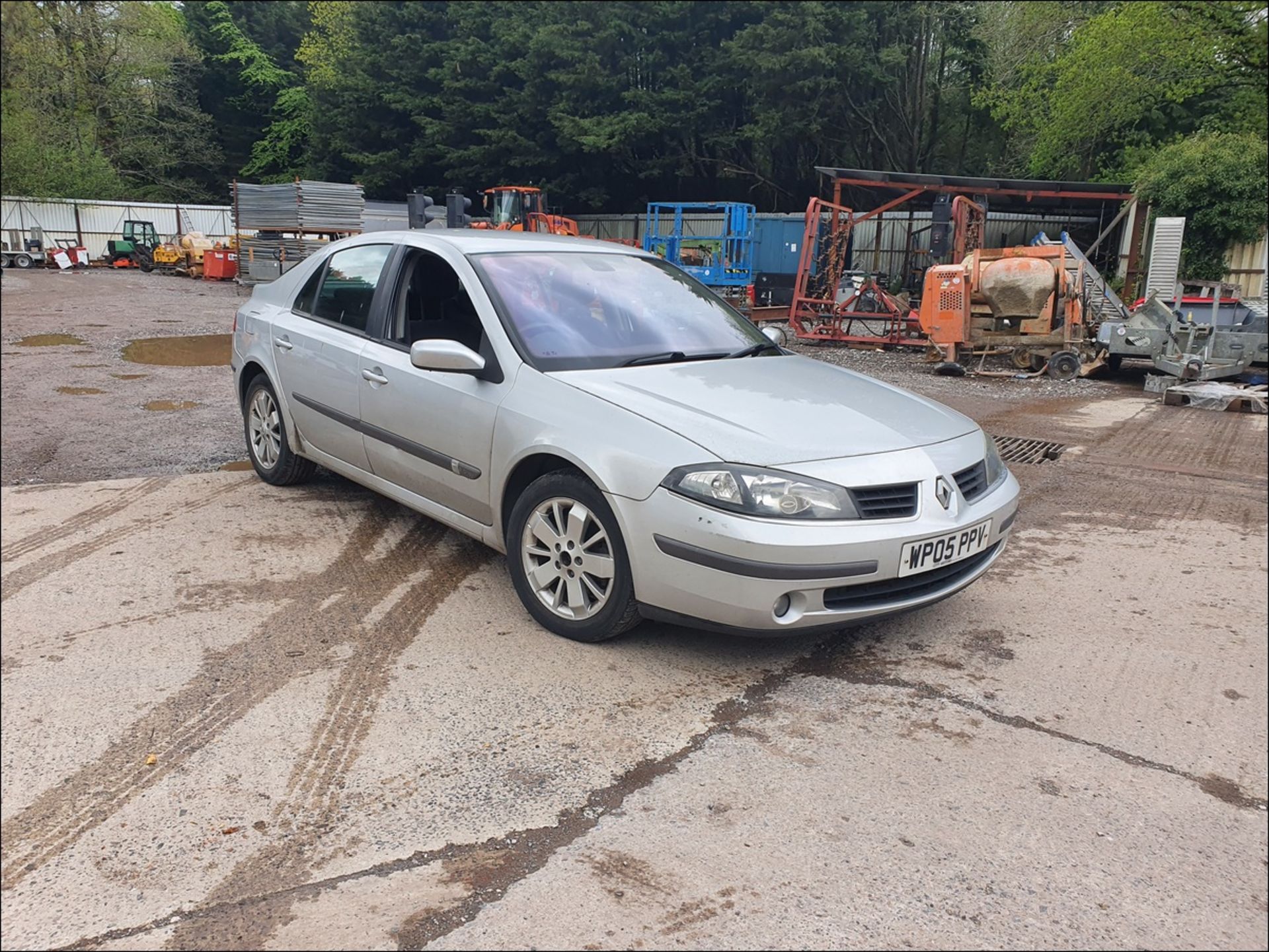 05/05 RENAULT LAGUNA EXPRESSION - 1998cc 5dr Hatchback (Silver, 104k) - Image 3 of 13