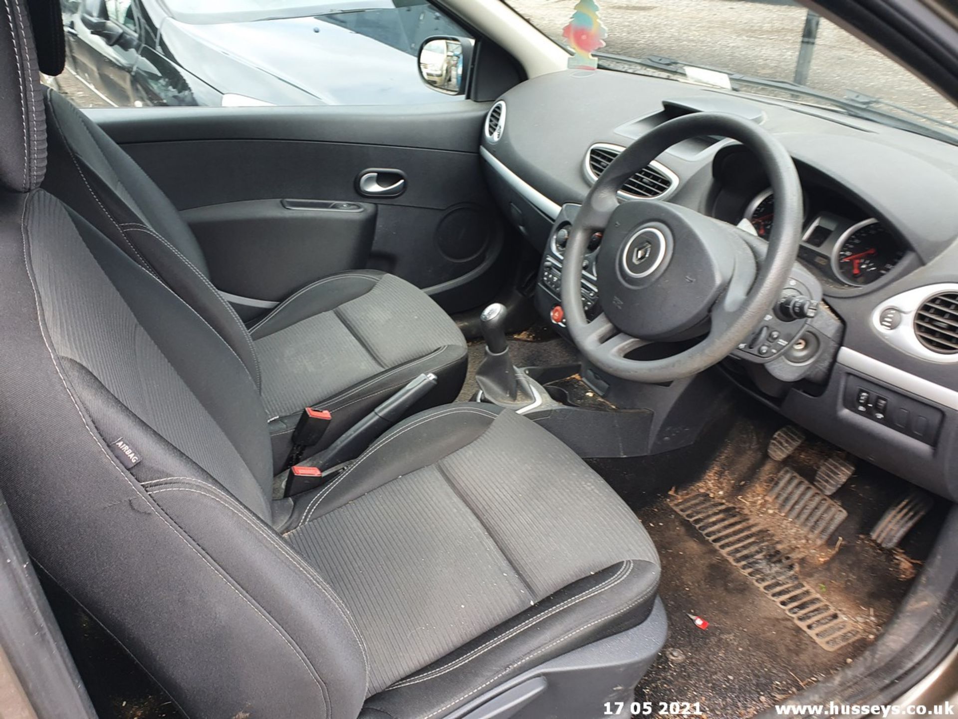 12/12 RENAULT CLIO EXPRESSION PLUS 16V - 1149cc 3dr Hatchback (Beige, 77k) - Image 8 of 10