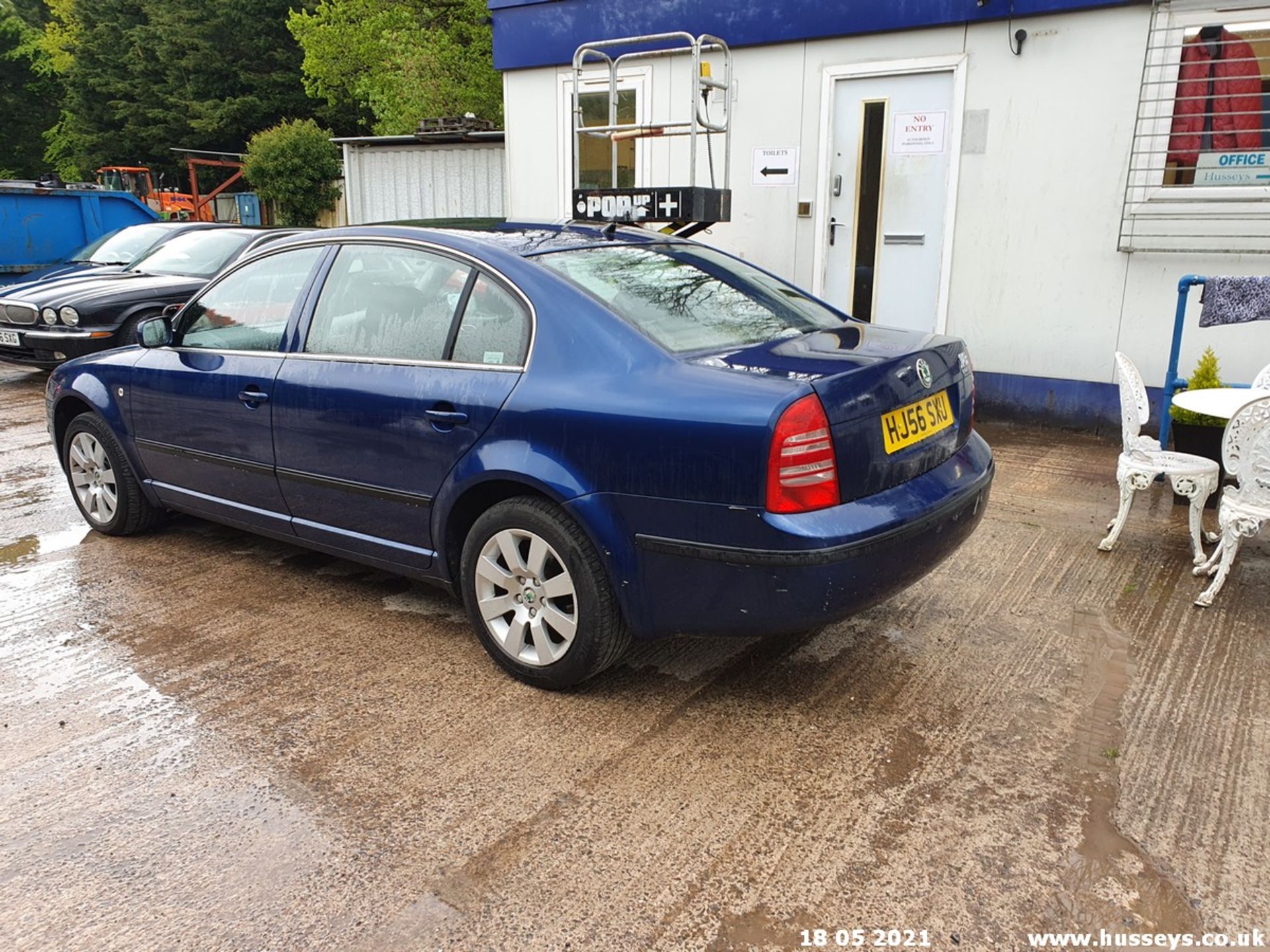 06/56 SKODA SUPERB COMFORT TDI - 1968cc 4dr Saloon (Blue, 88k) - Image 5 of 14