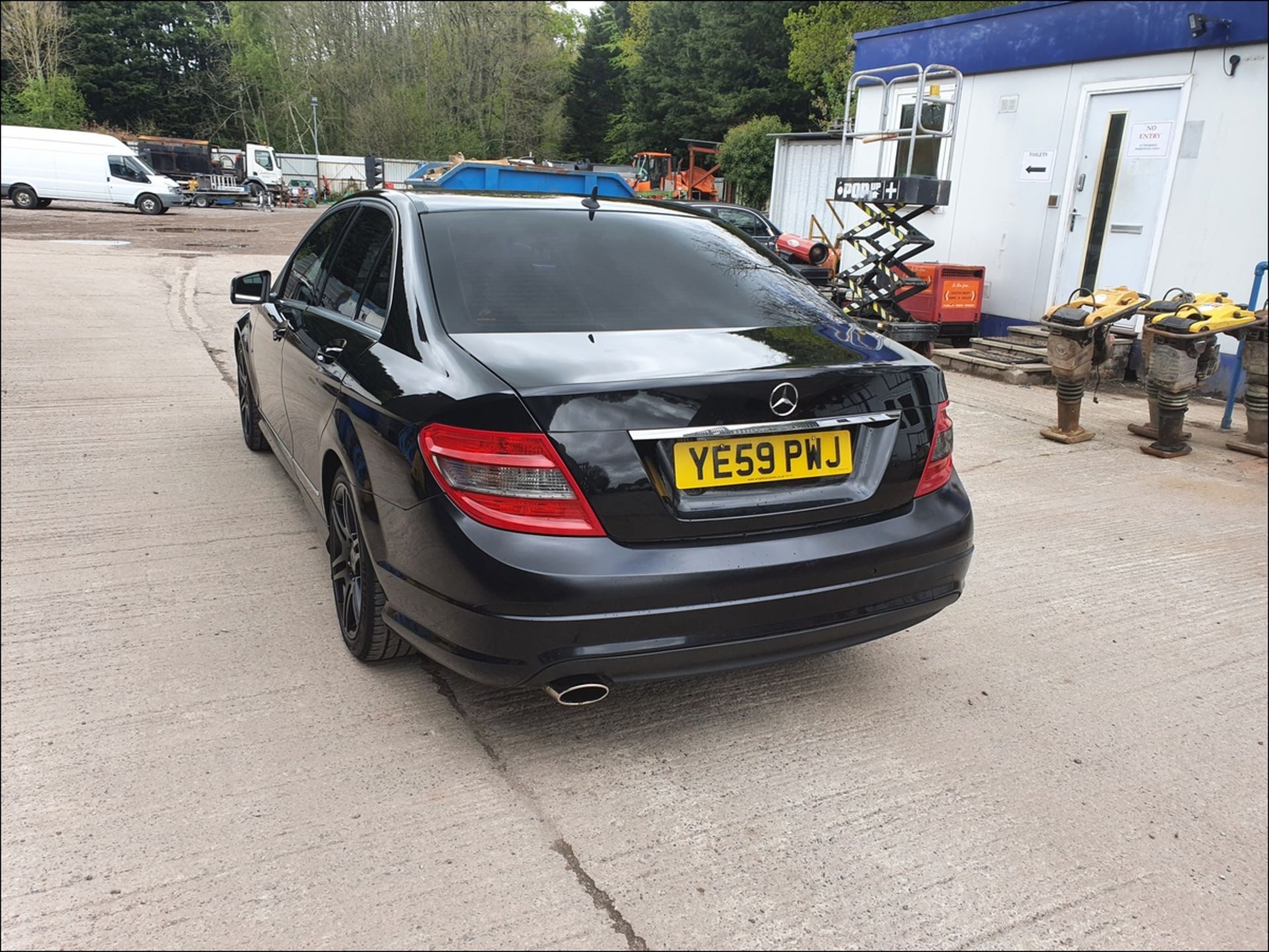 09/59 MERCEDES-BENZ C220 BLUEEFF-CY SPORT CDI - 2143cc 4dr Saloon (Black, 138k) - Image 4 of 11