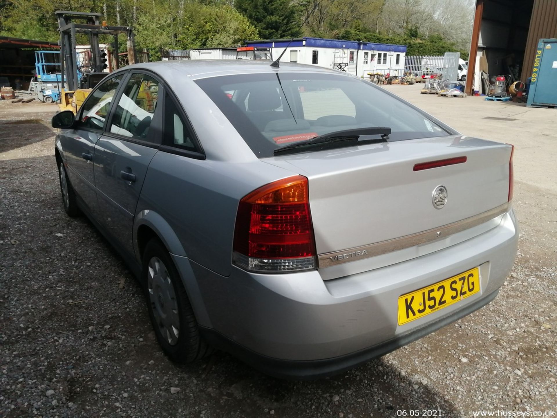 02/52 VAUXHALL VECTRA LS 16V - 2198cc 5dr Hatchback (Silver) - Image 4 of 11