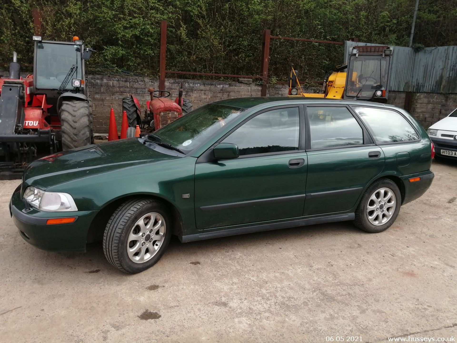 2000 VOLVO V40 XS - 1783cc 5dr Estate (Green) - Image 4 of 14