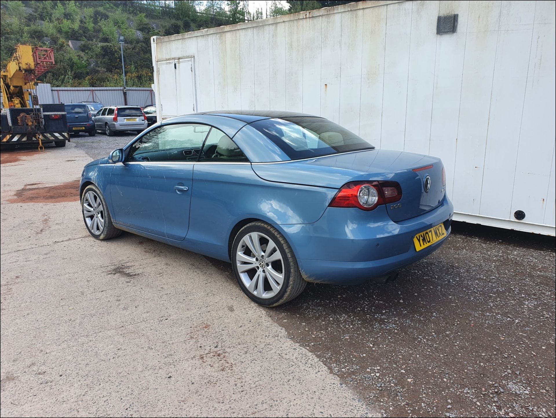 07/07 VOLKSWAGEN EOS SPORT T FSI A - 1984cc 2dr Convertible (Blue, 46k) - Image 6 of 11