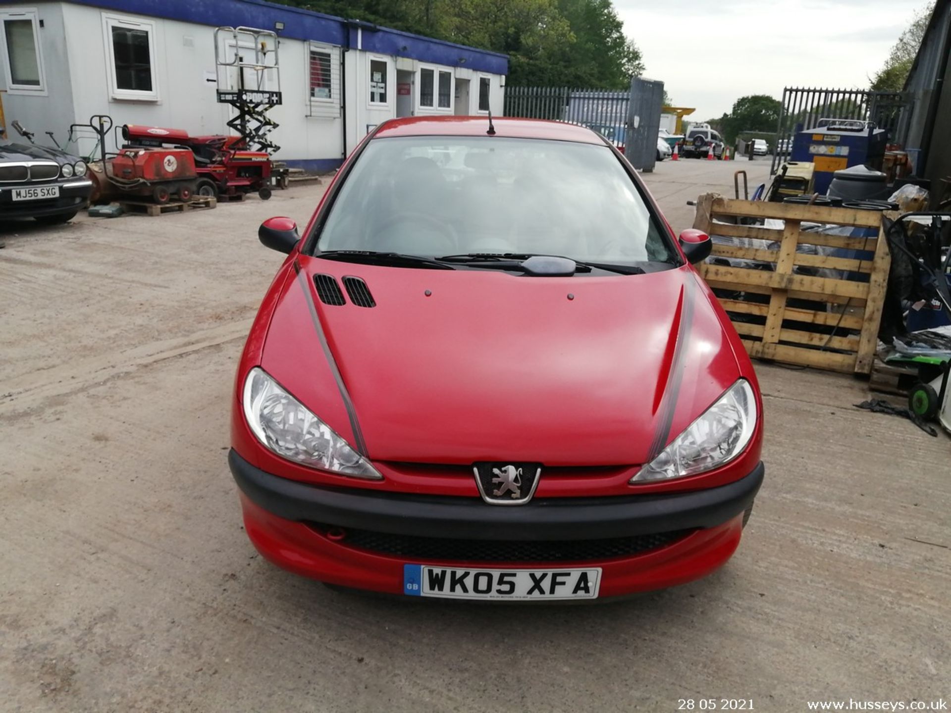 05/05 PEUGEOT 206 INDEPENDENCE - 1124cc 3dr Hatchback (Red, 95k) - Image 2 of 12