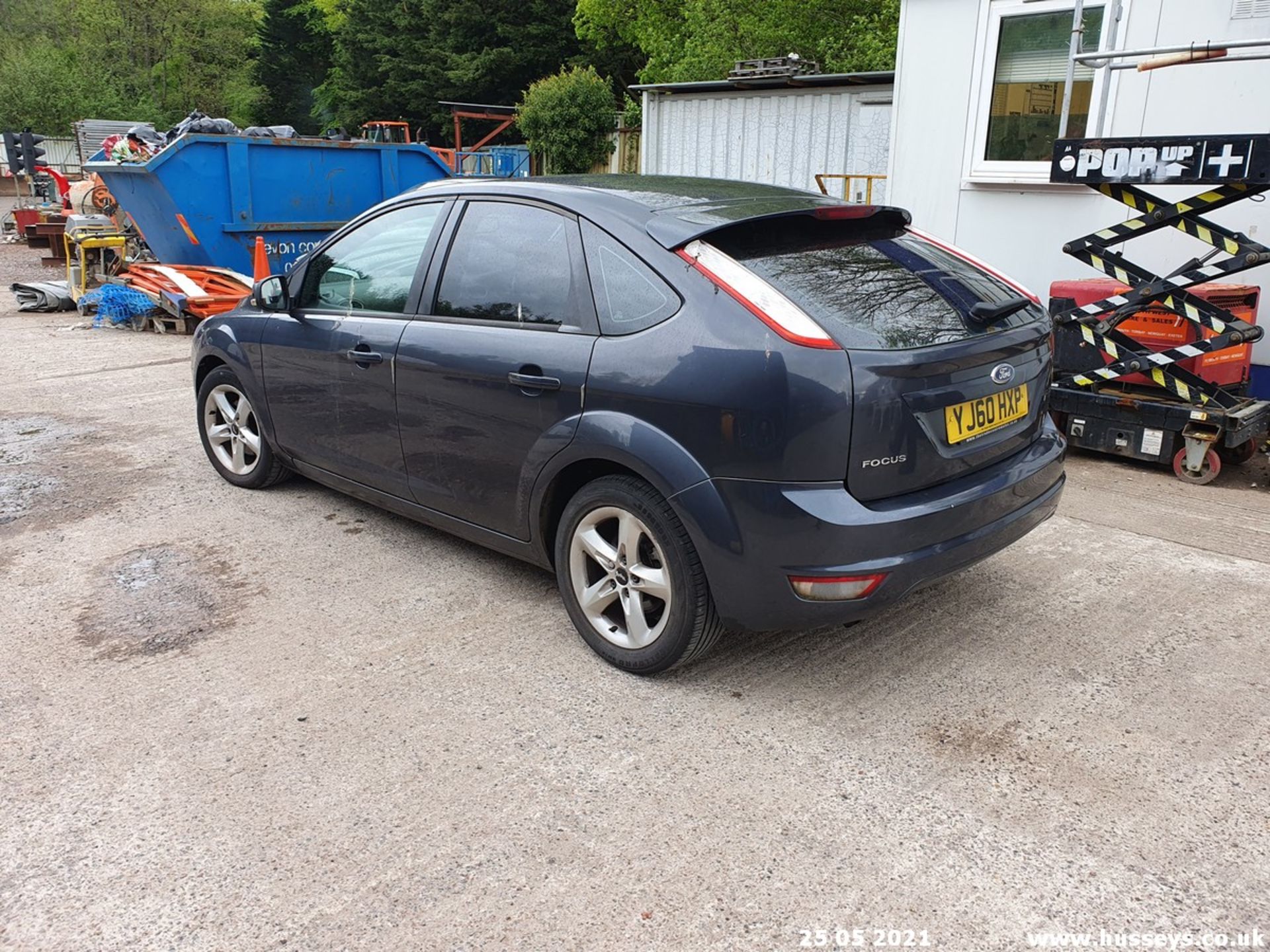 11/60 FORD FOCUS ZETEC - 1596cc 5dr Hatchback (Grey, 141k) - Image 2 of 11