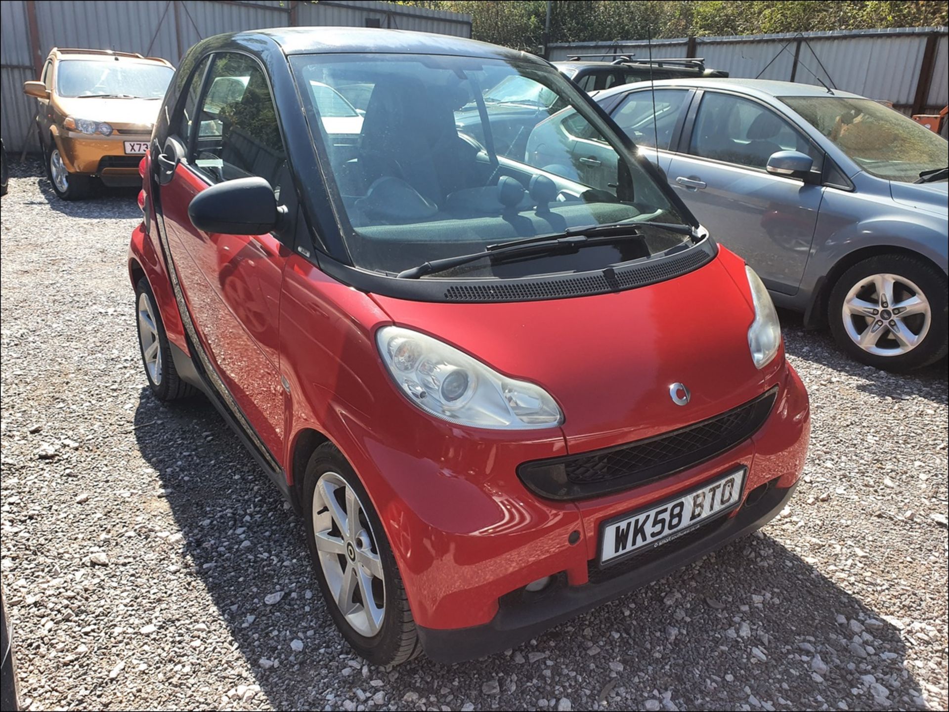 08/58 SMART FORTWO PULSE MHD AUTO - 999cc 2dr Coupe (Red/black, 41k) - Image 4 of 9