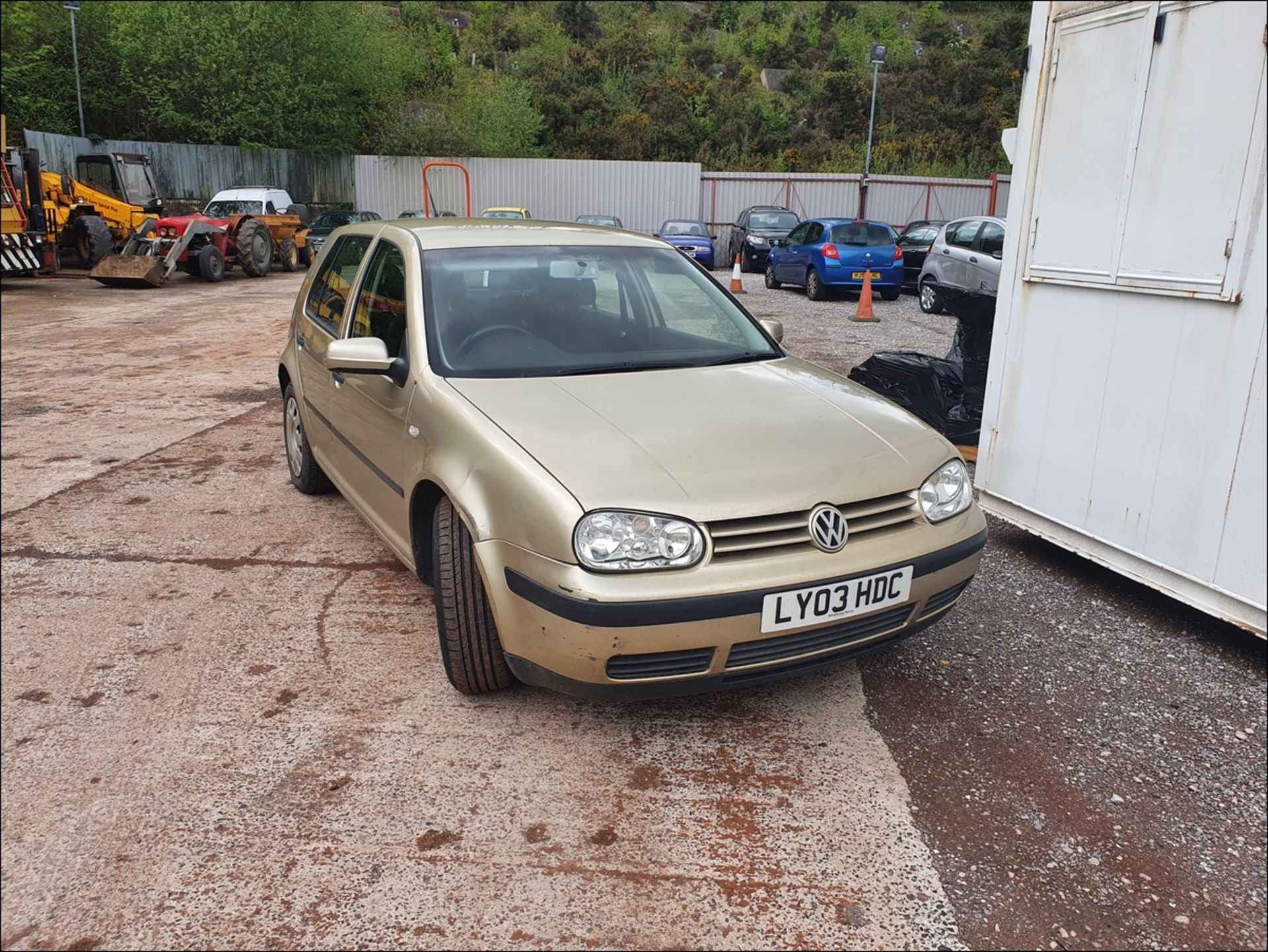 03/03 VOLKSWAGEN GOLF TDI SE - 1896cc 5dr Hatchback (Beige, 135k) - Image 3 of 9