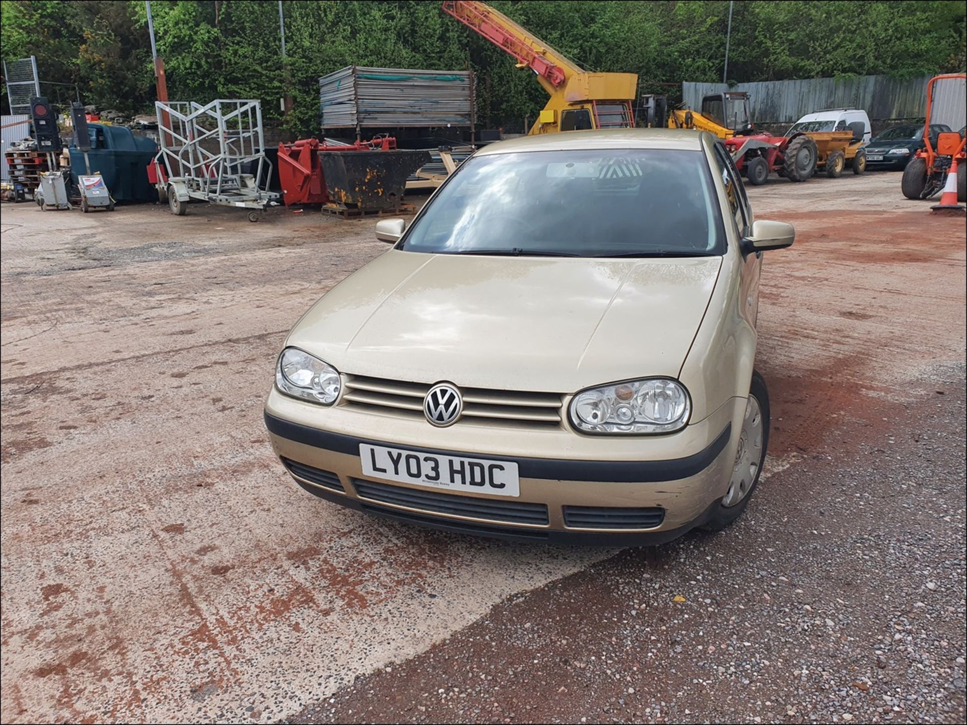 03/03 VOLKSWAGEN GOLF TDI SE - 1896cc 5dr Hatchback (Beige, 135k) - Image 4 of 9